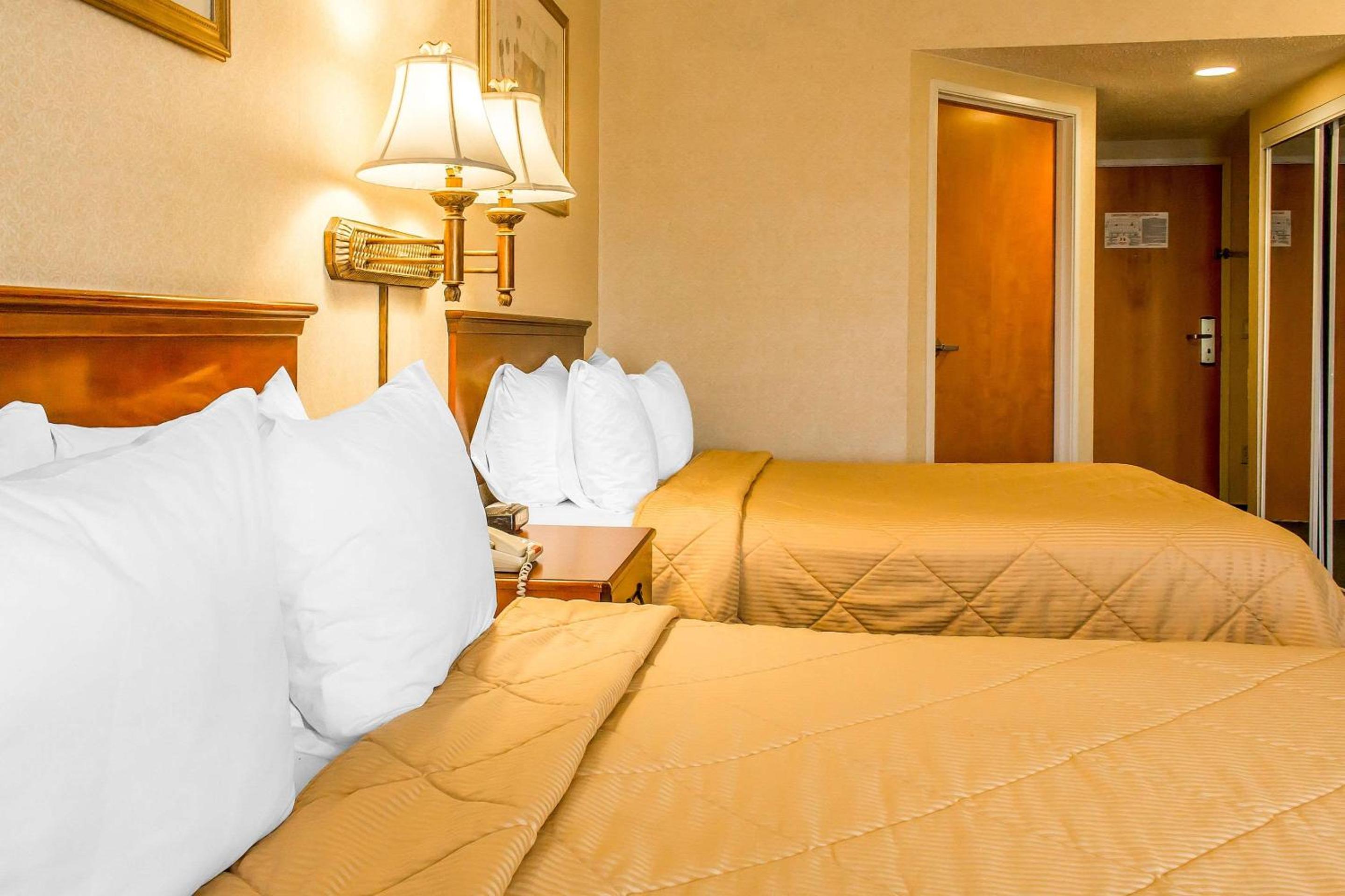 Non-Smoking Double Queen Room - Photo 2