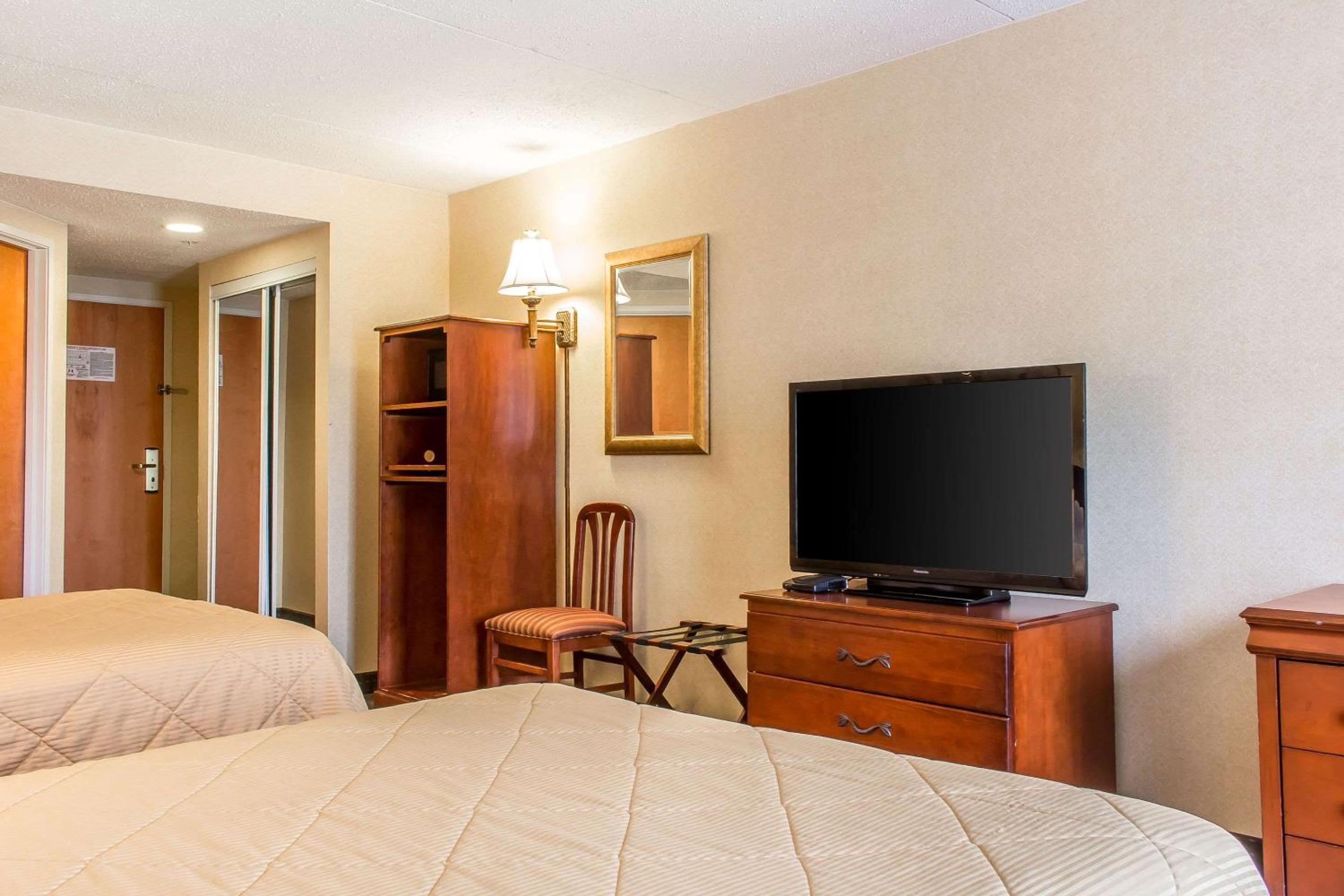 Non-Smoking Double Queen Room - Photo 3