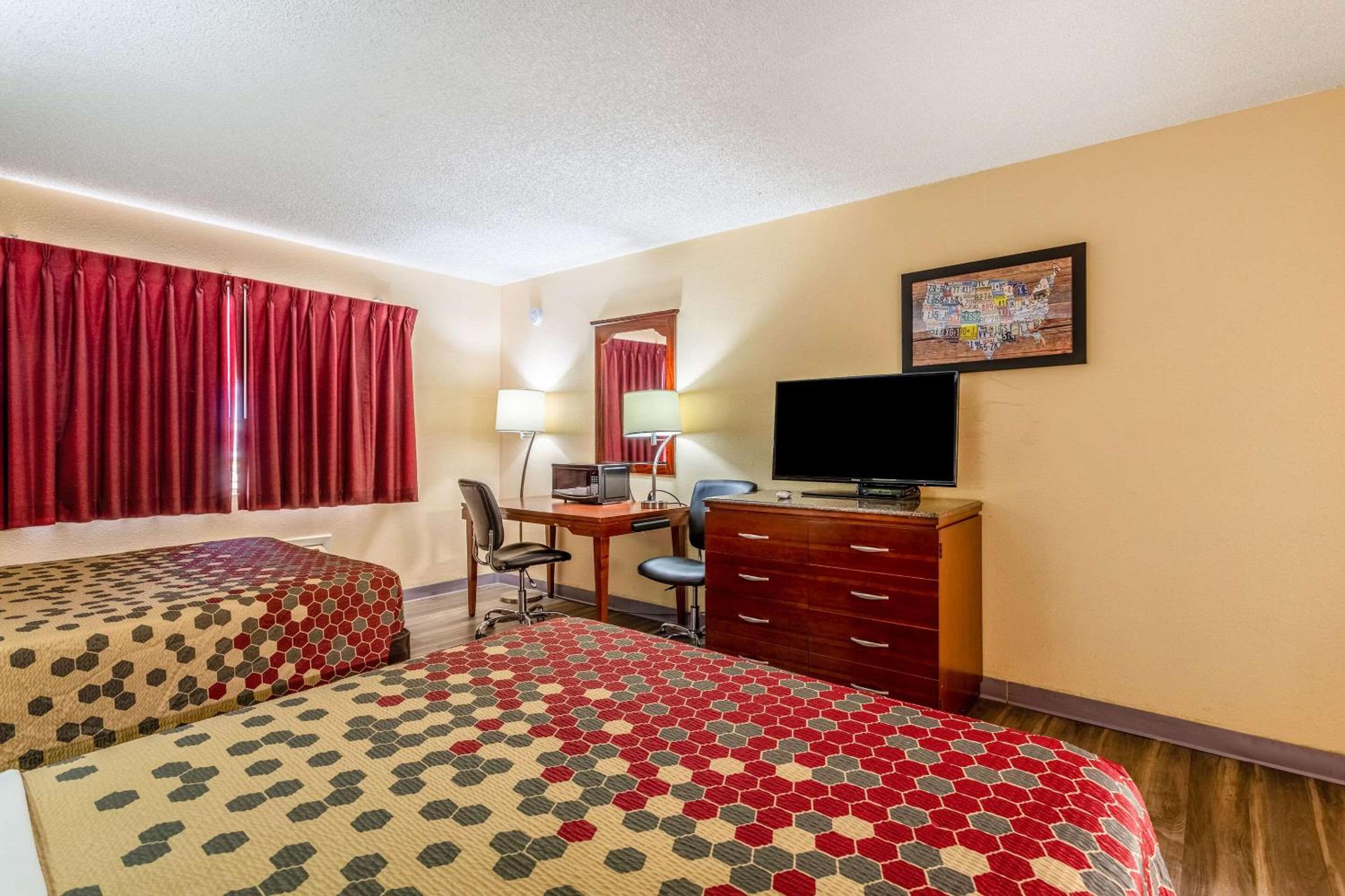 Queen Room with Two Queen Beds - Photo 3