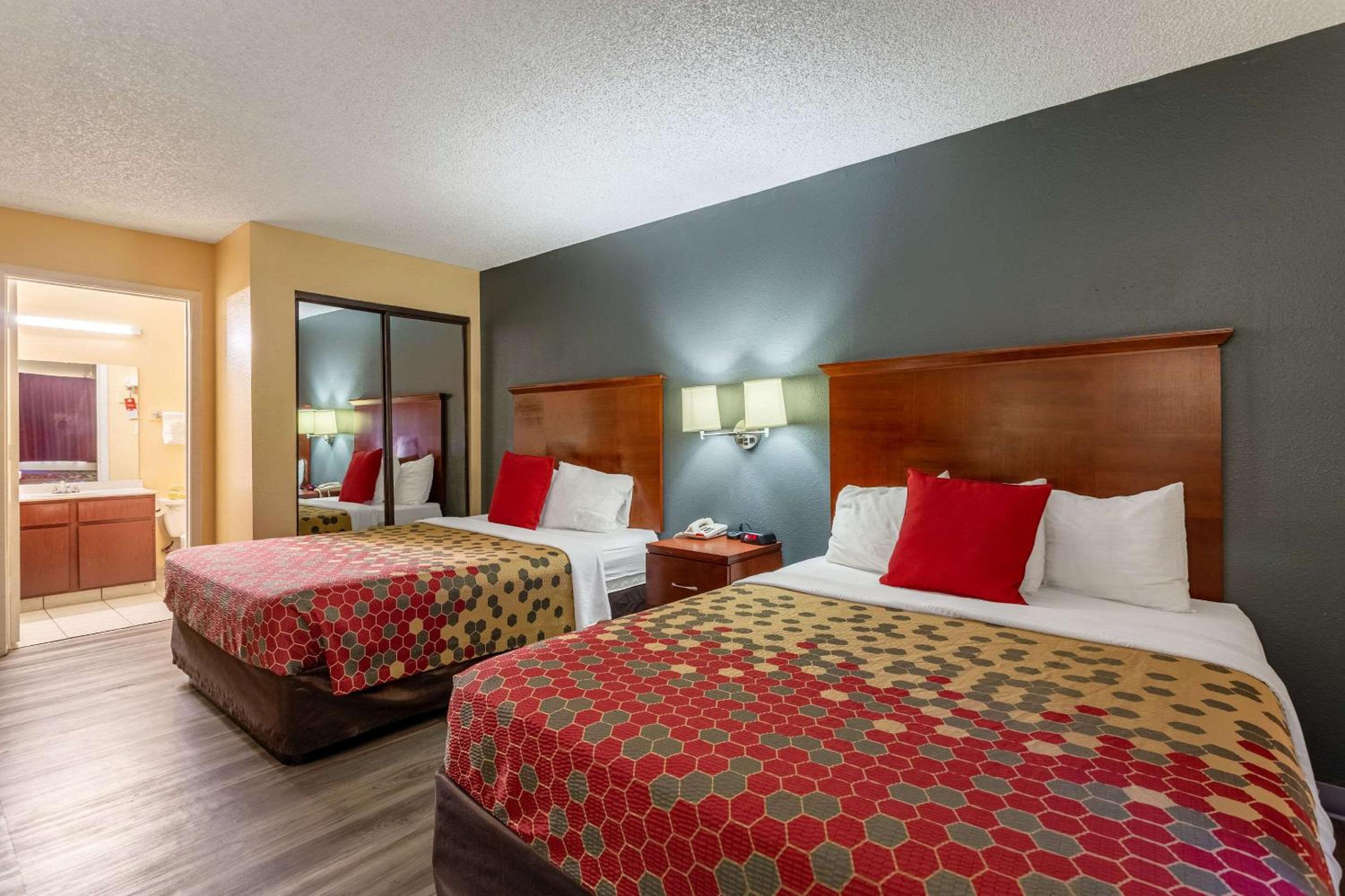Queen Room with Two Queen Beds - Photo 2