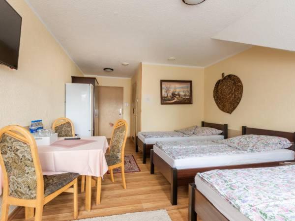 Quadruple Room with Private Bathroom - Photo 1