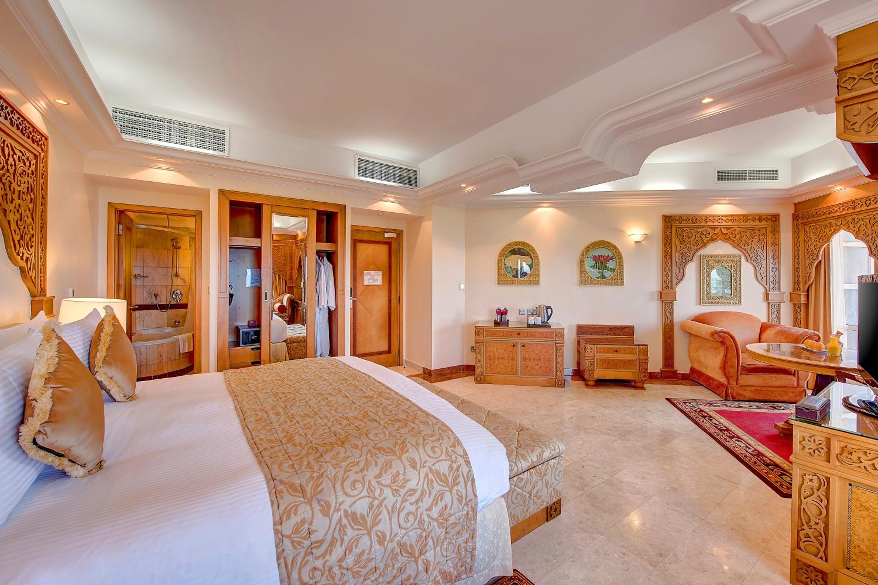 Junior King Suite with Ocean View - Photo 7
