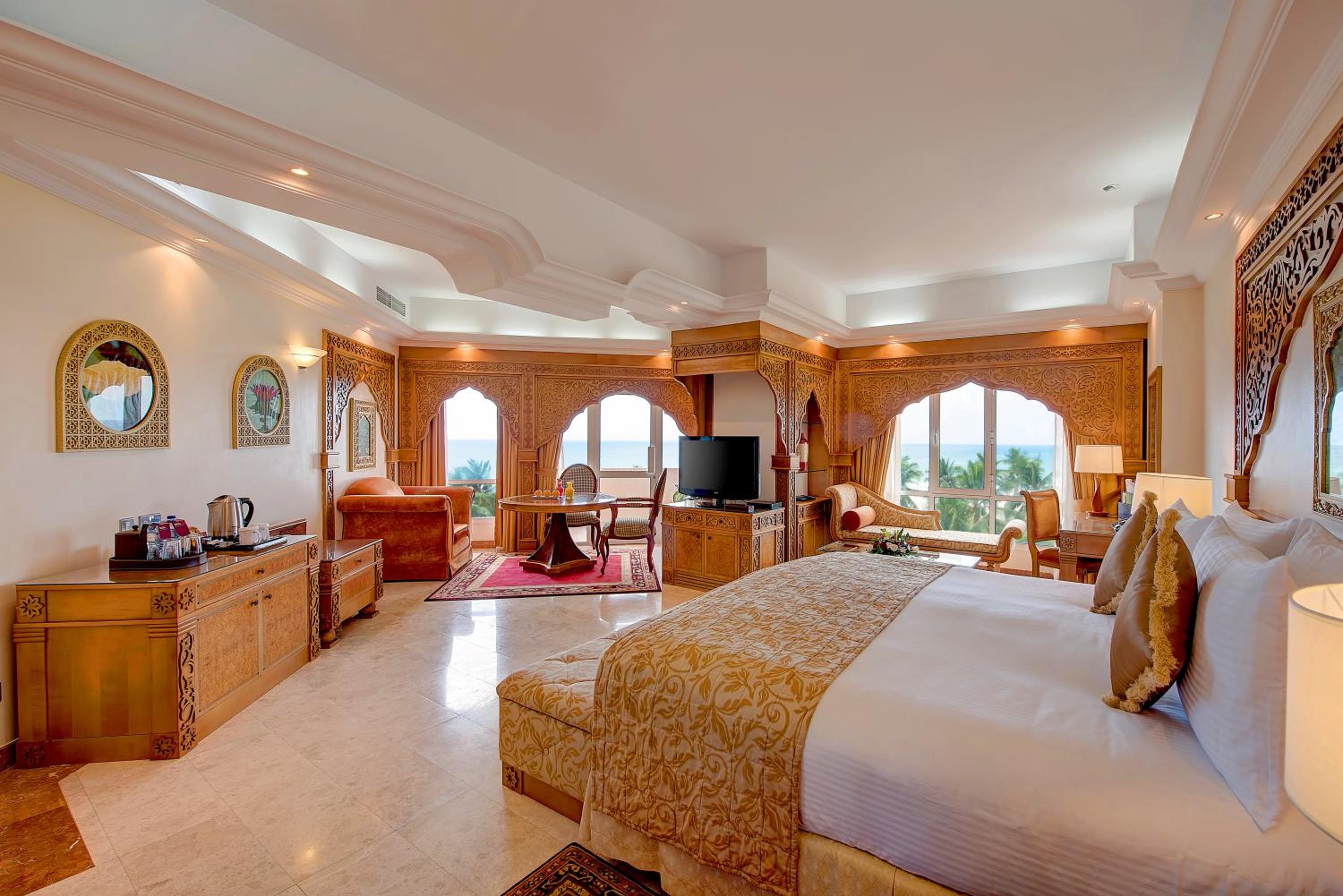 Junior King Suite with Ocean View - Photo 4