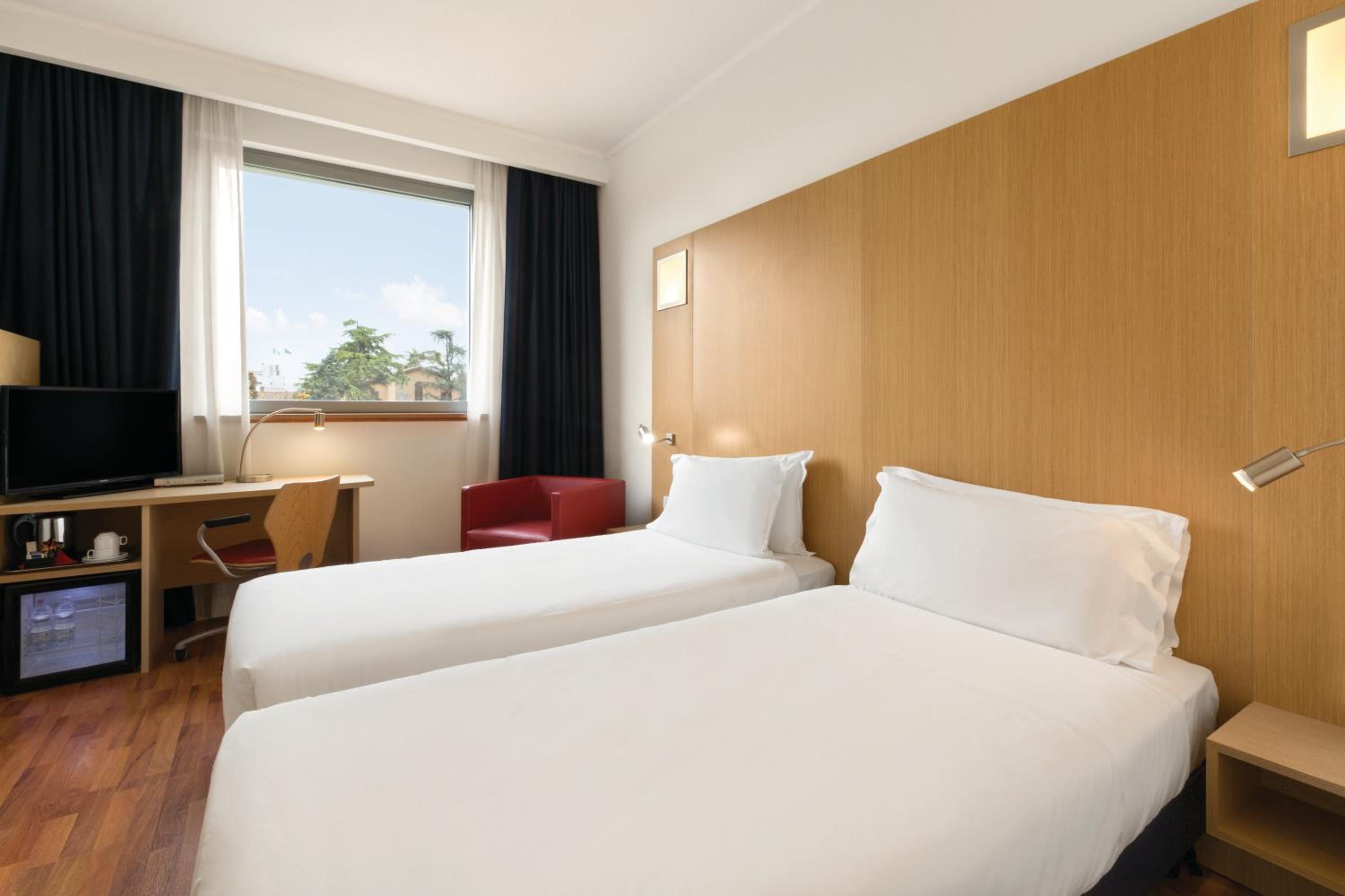 Twin Room - Photo 8