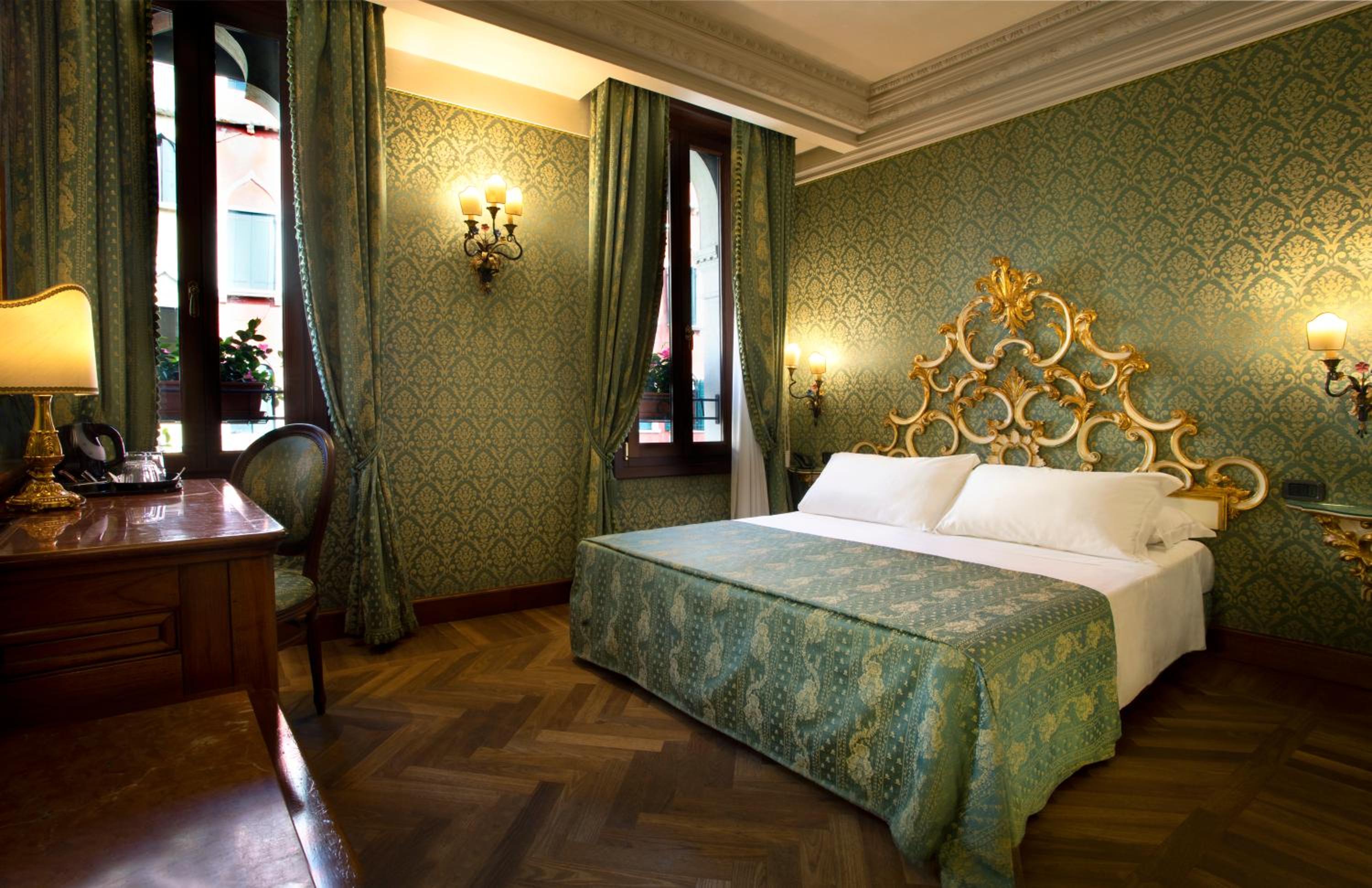 Superior Double or Twin Room with Canal View photo 1