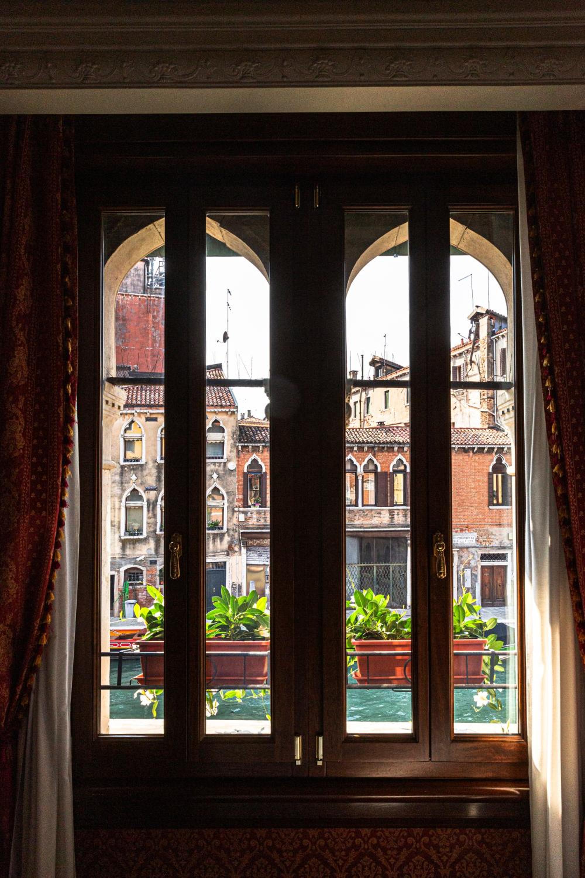 Superior Double or Twin Room with Canal View photo 2