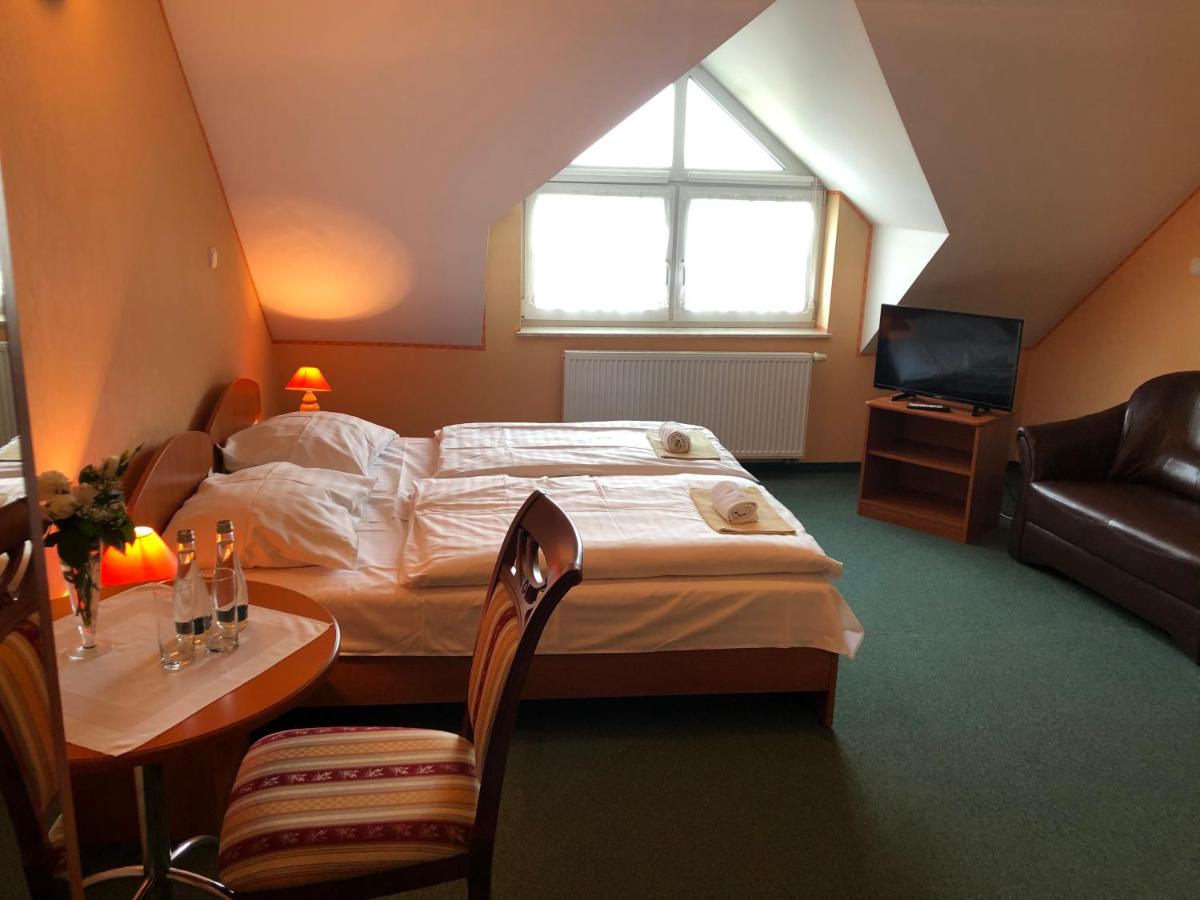 Large Double Room - Photo 1
