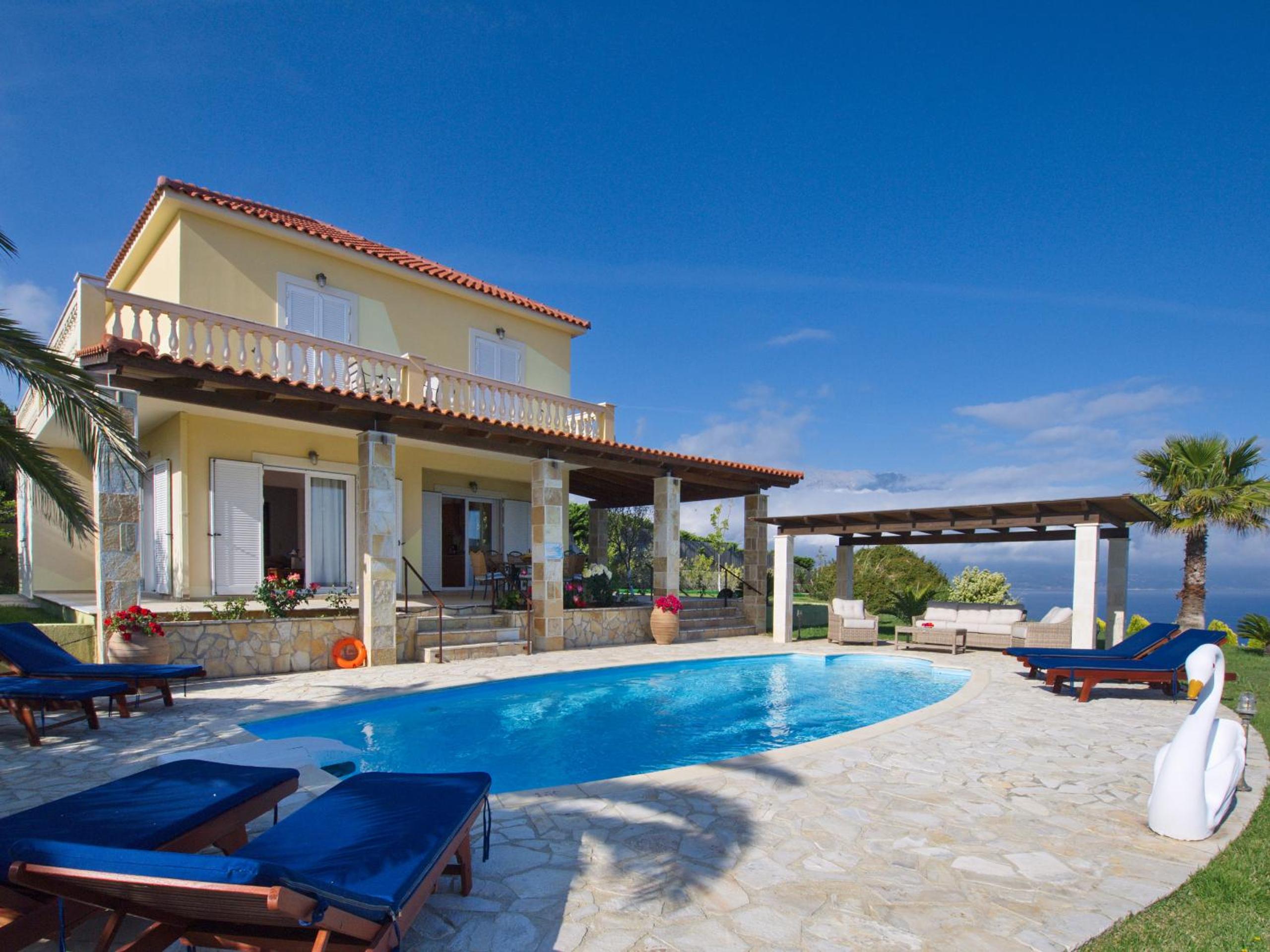 Three -Bedroom Villa photo 2