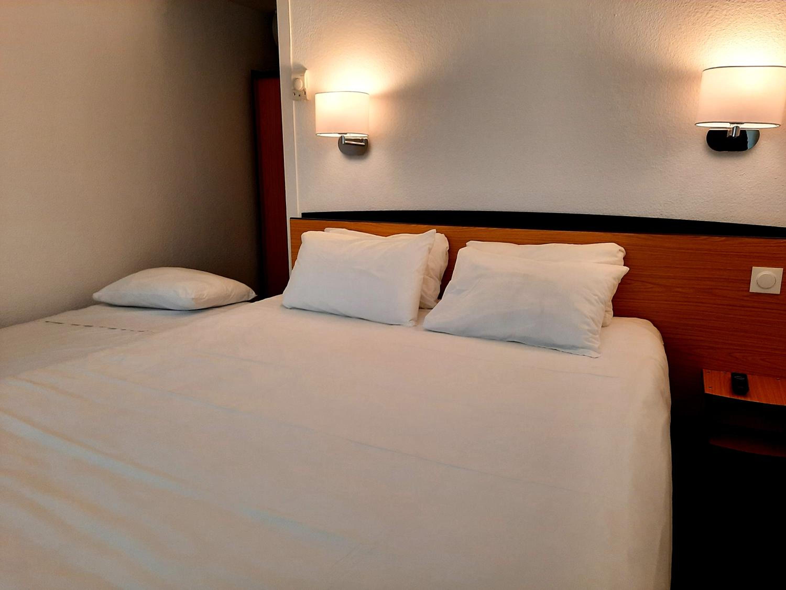 Triple Room (1 Double Bed + 1 Junior Bed)