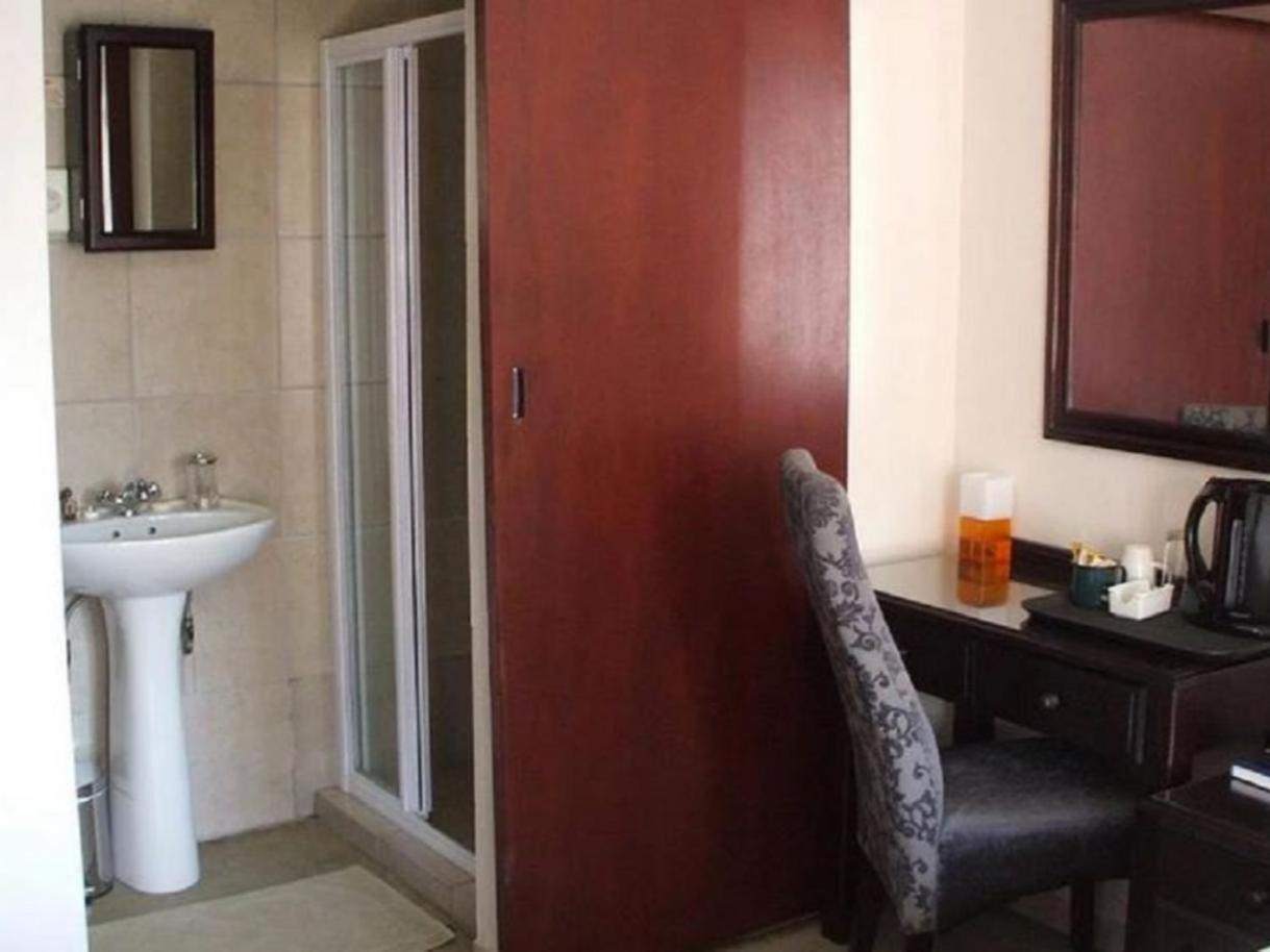 Standard Double Room - Photo 6