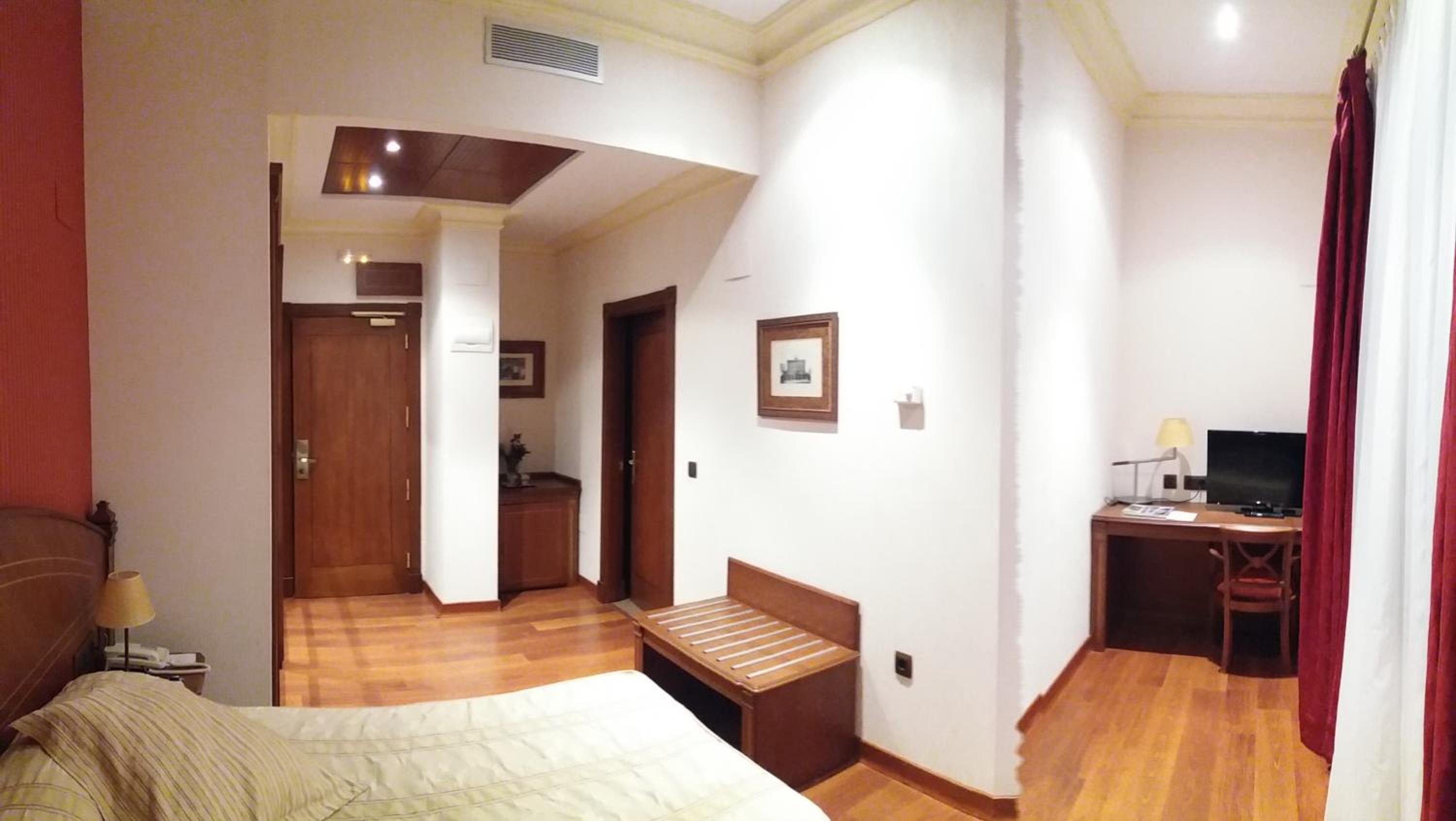 Twin Room - Disability Access photo 3