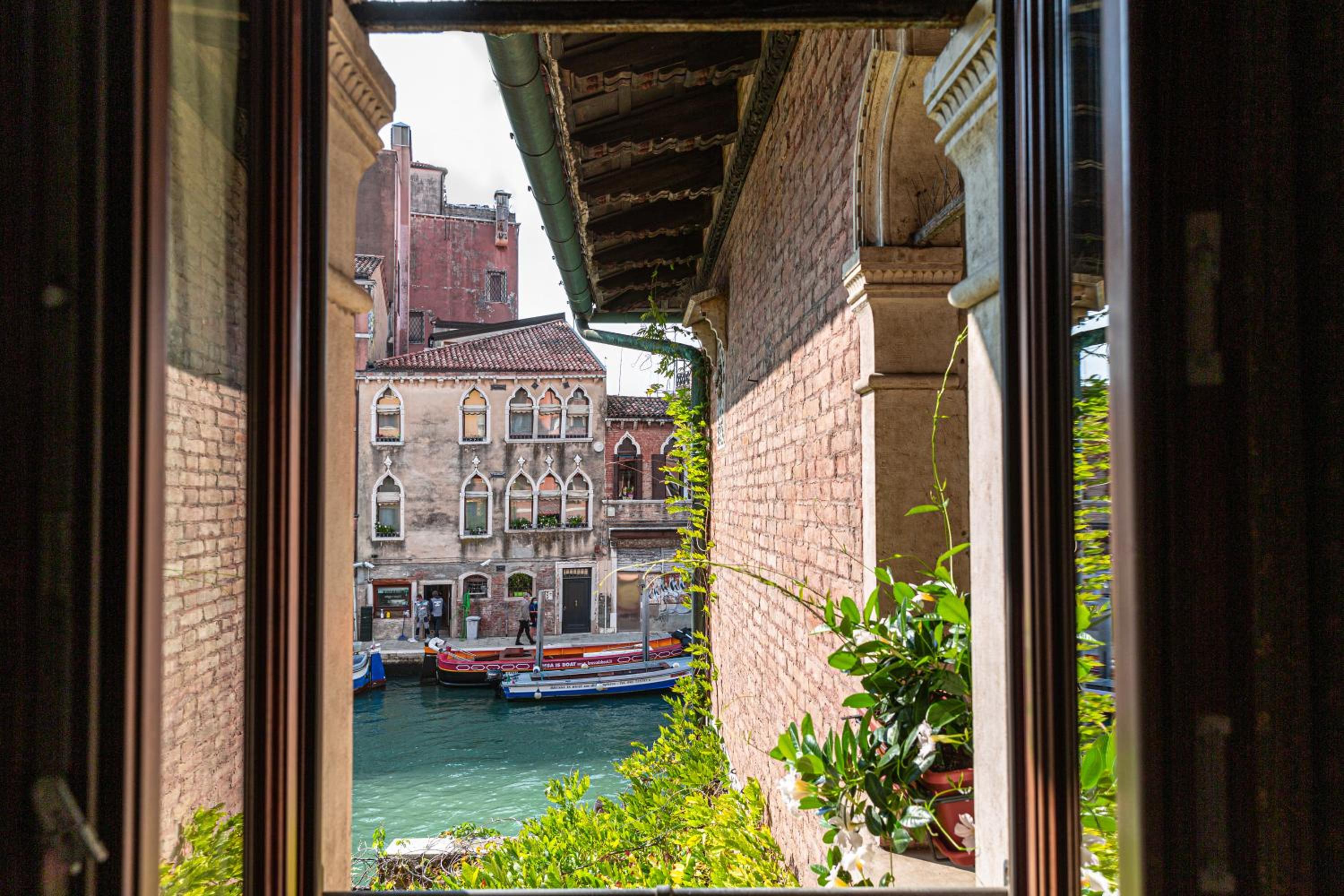 Superior Double or Twin Room with Canal View photo 3