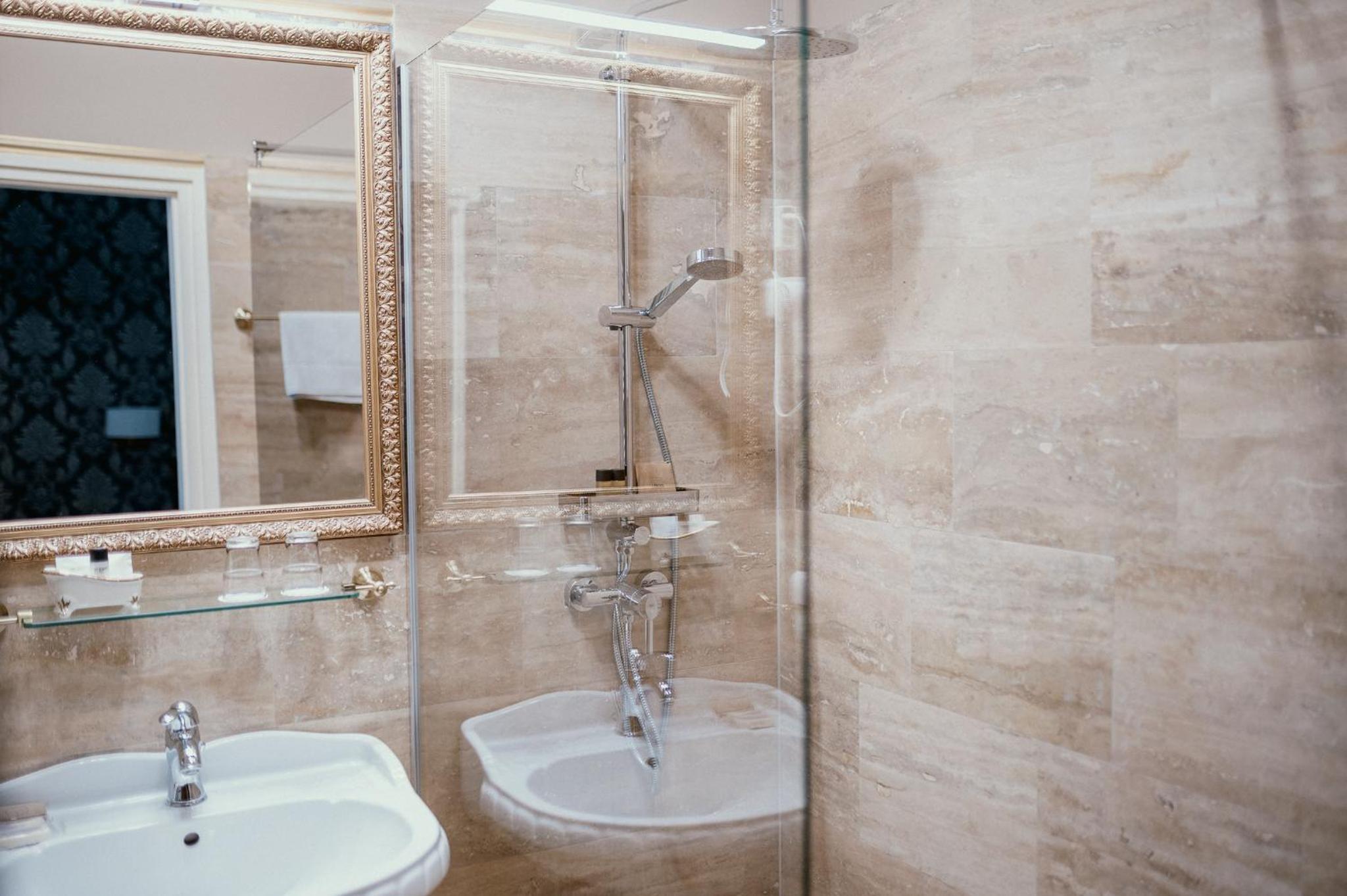 Standard Double or Twin Room - Photo 2