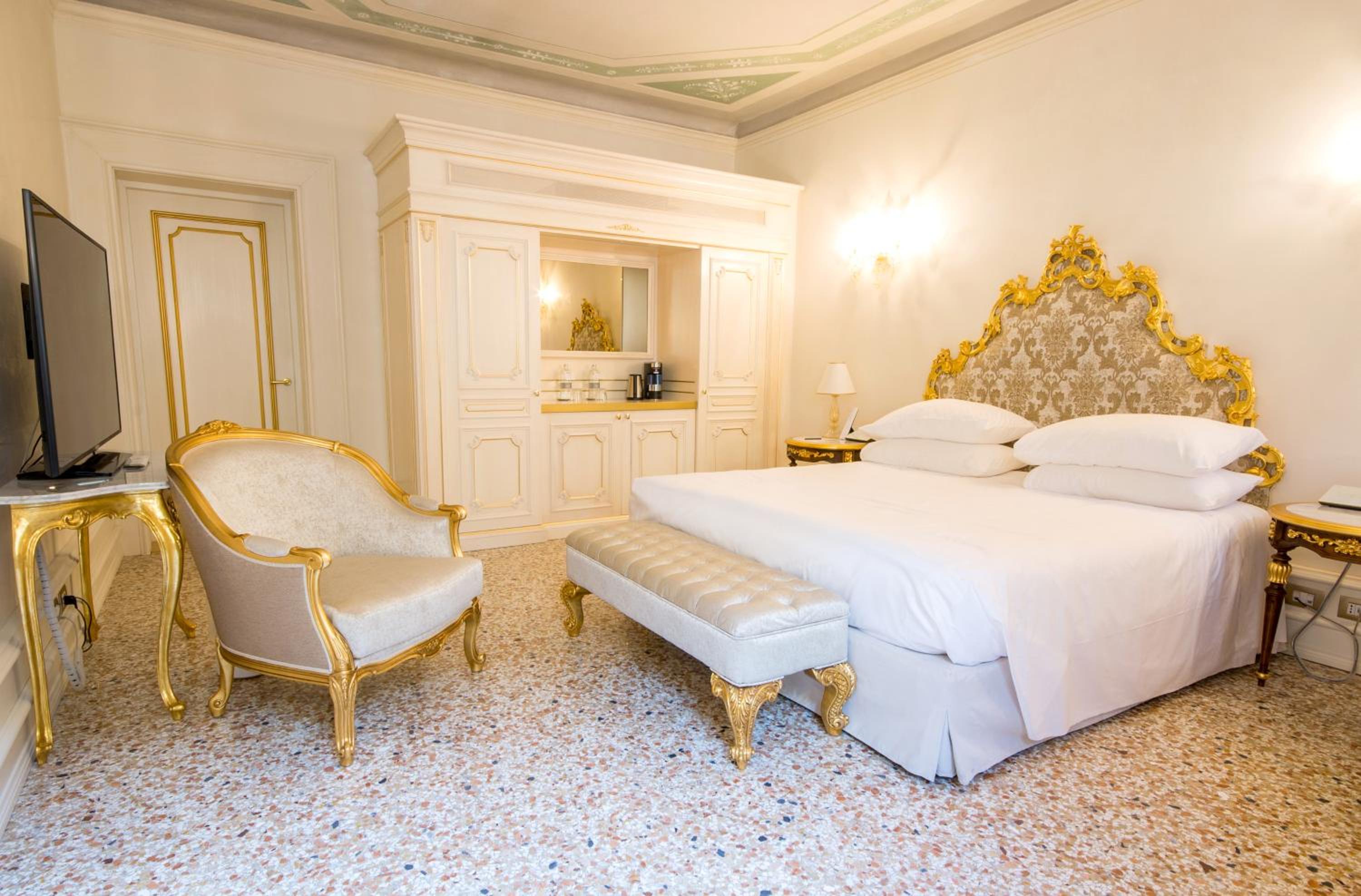 Deluxe Suite photo 2
