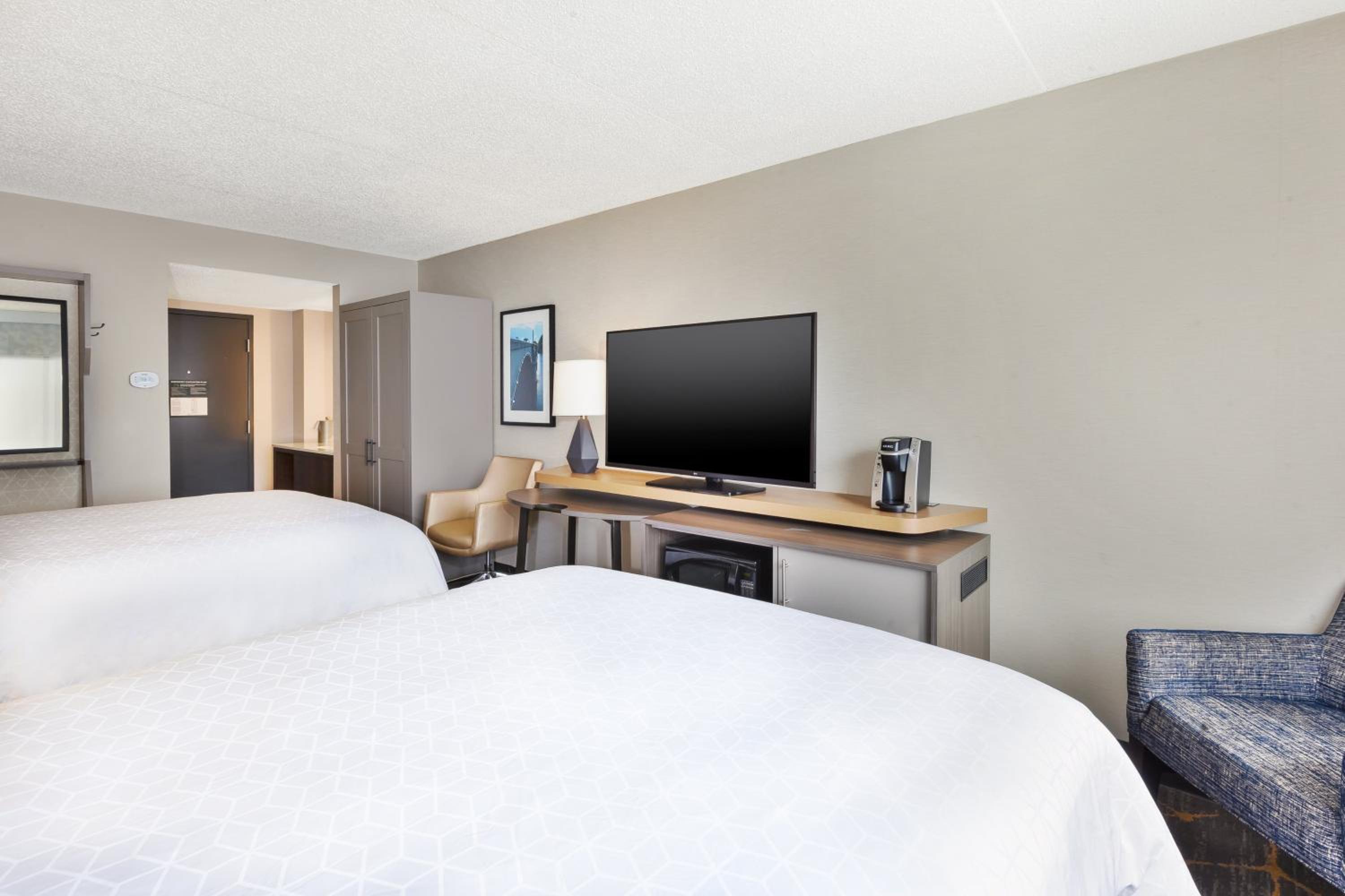 Standard Room with Two Queen Beds - Photo 5