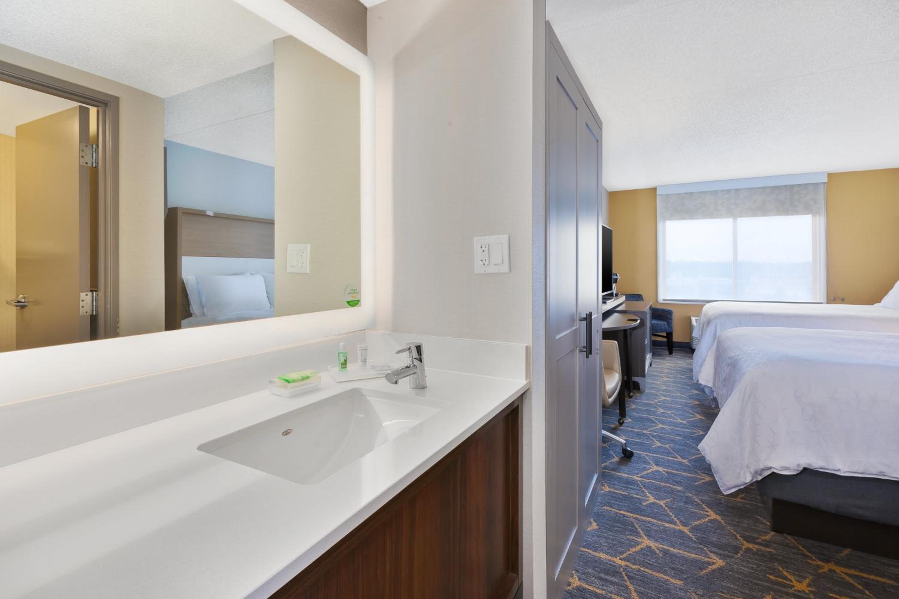 Standard Room with Two Queen Beds - Photo 10