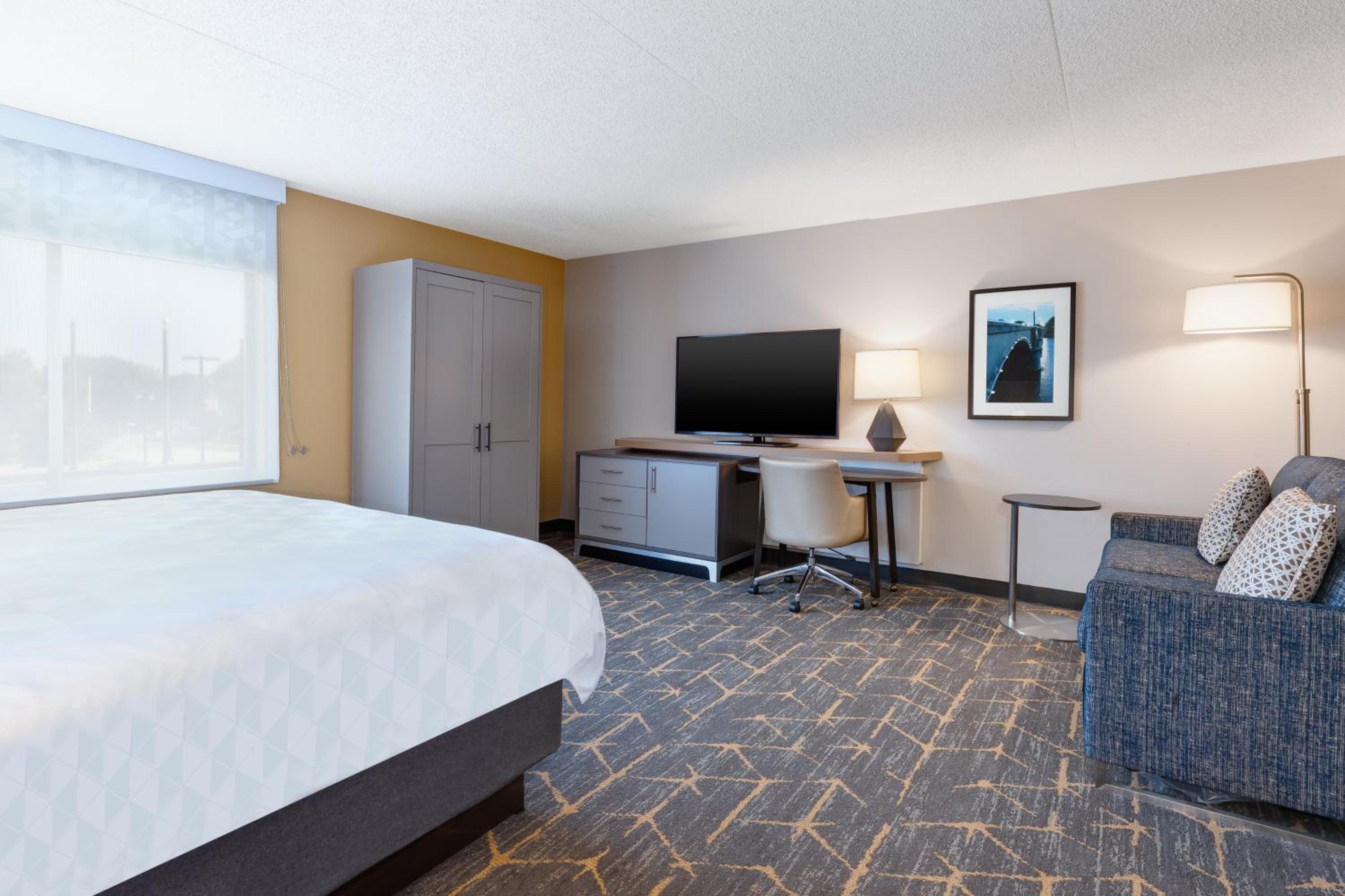 Premium King Room with Communications Accessible Tub - Photo 4