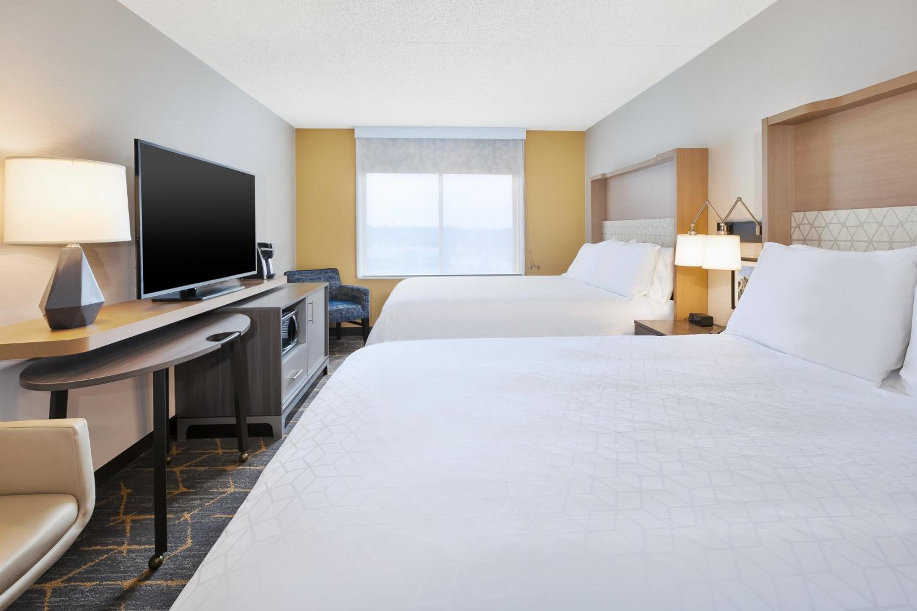 Standard Room with Two Queen Beds - Photo 6