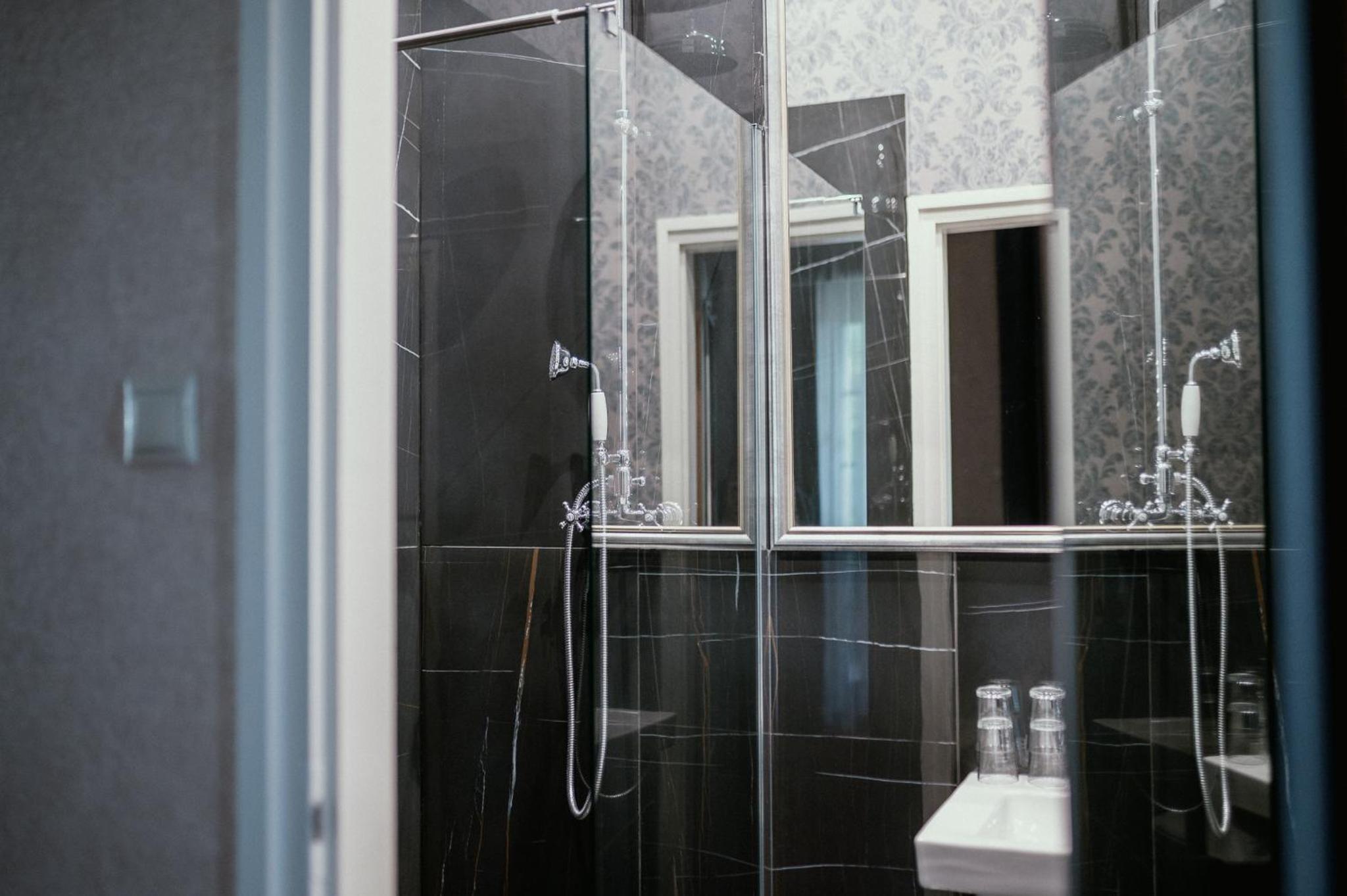 Two-Bedroom Suite with Terrace - Photo 7