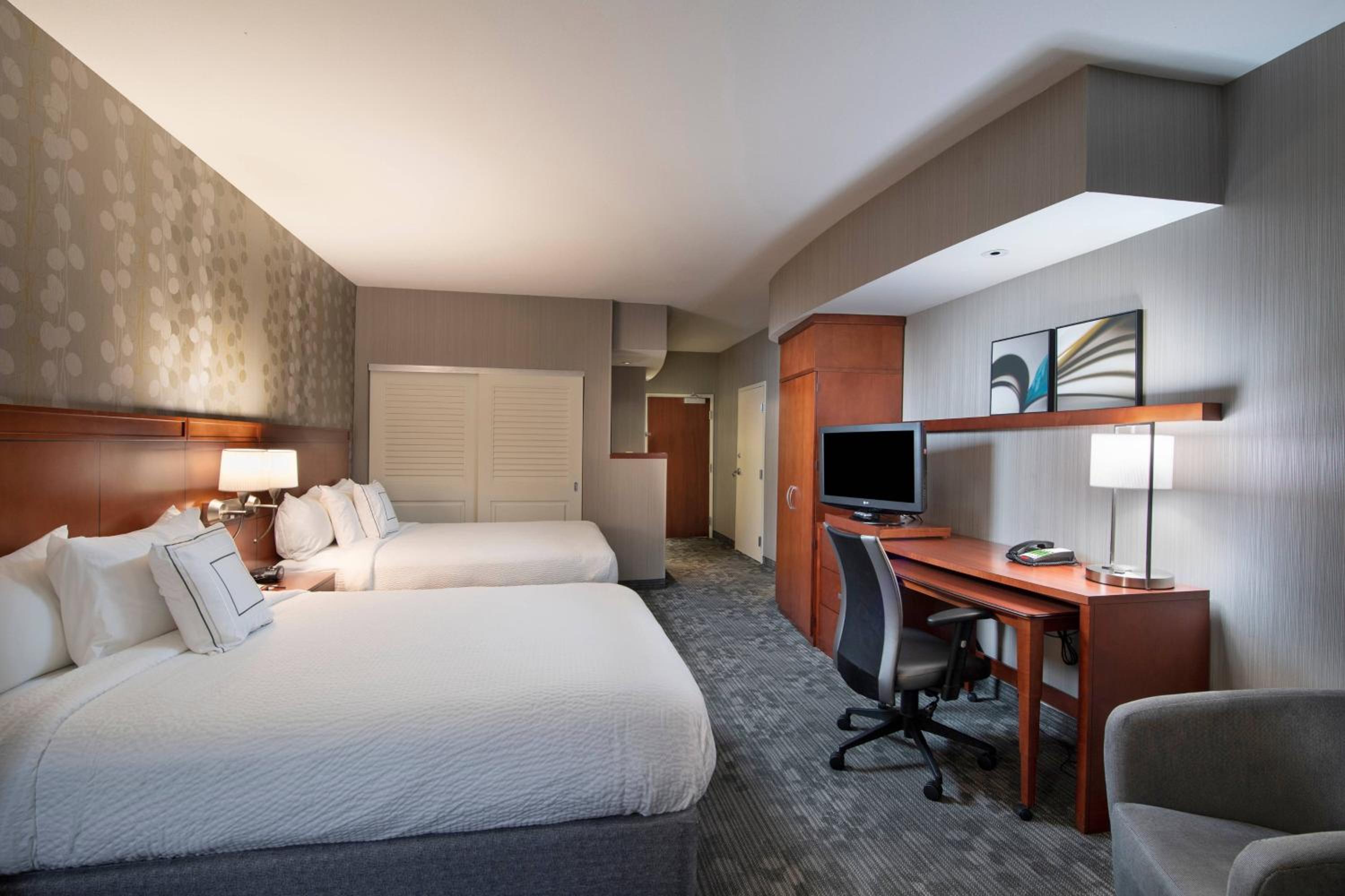 Queen Room with Two Queen Beds and Bathtub - Mobility Access/Hearing Accessible