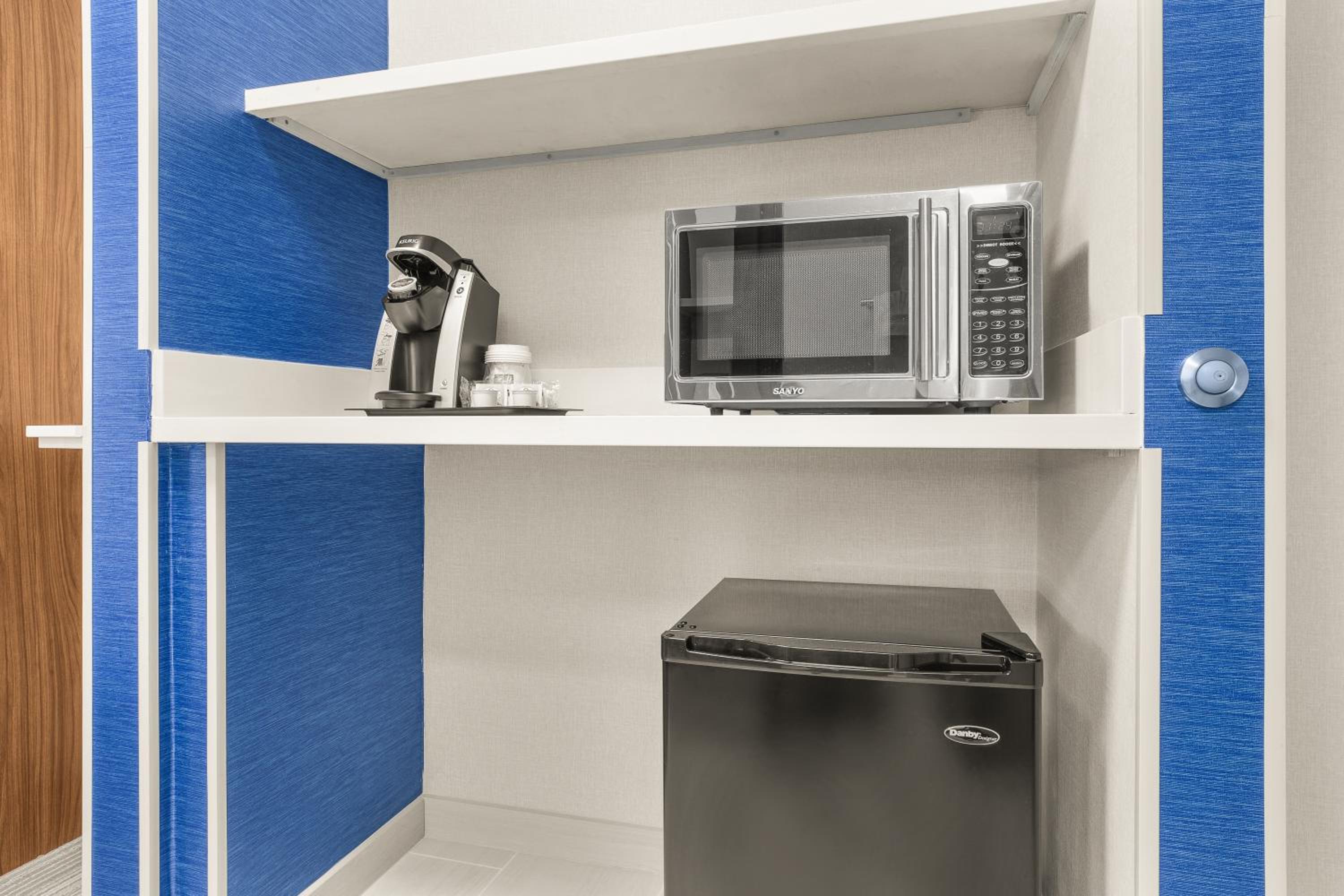 Deluxe King Room - Hearing Accessible  photo 2