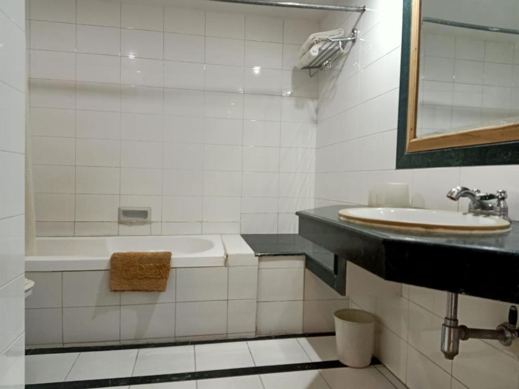 Suite with Mountain View - Photo 8