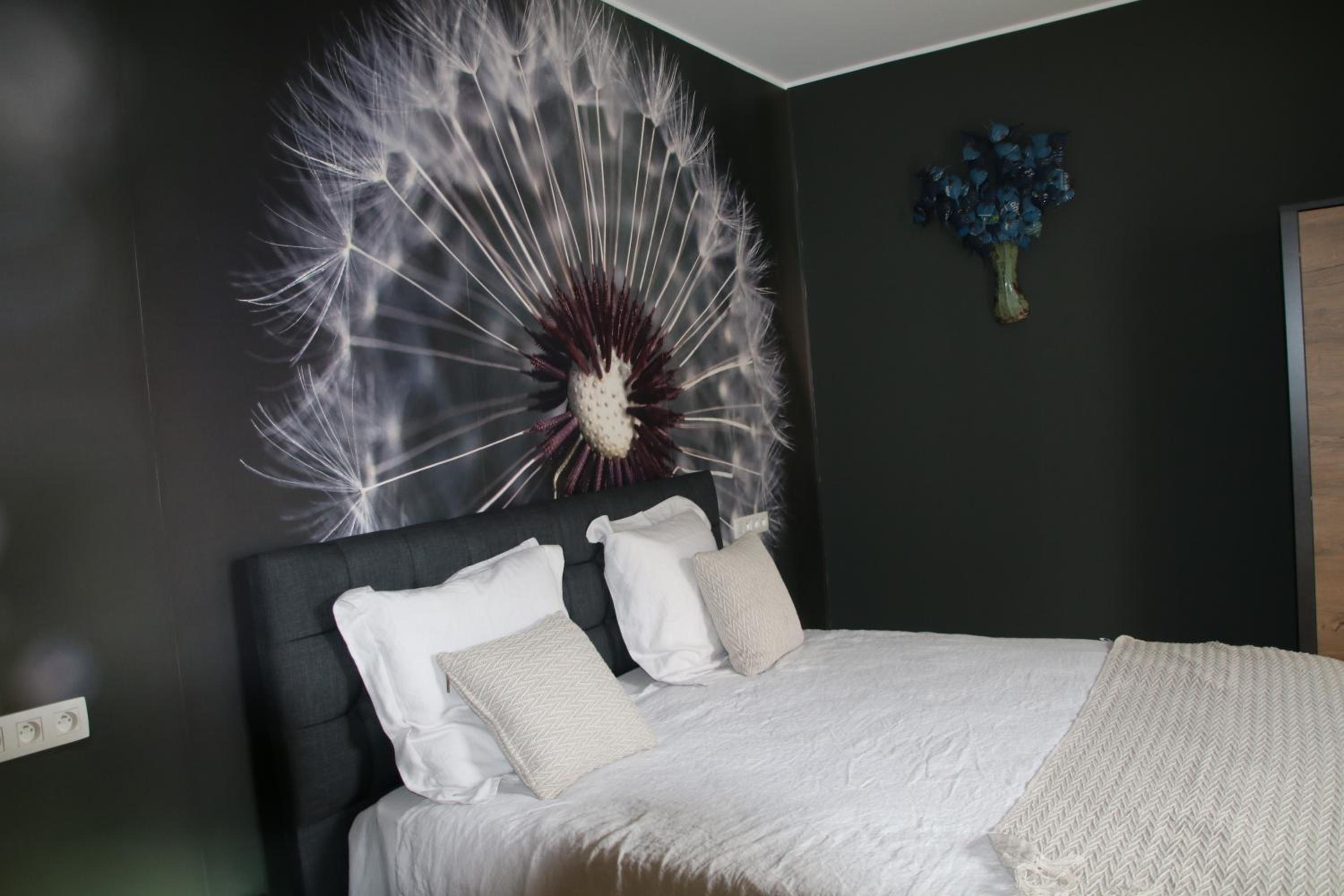 Queen Room with Pool View photo 3