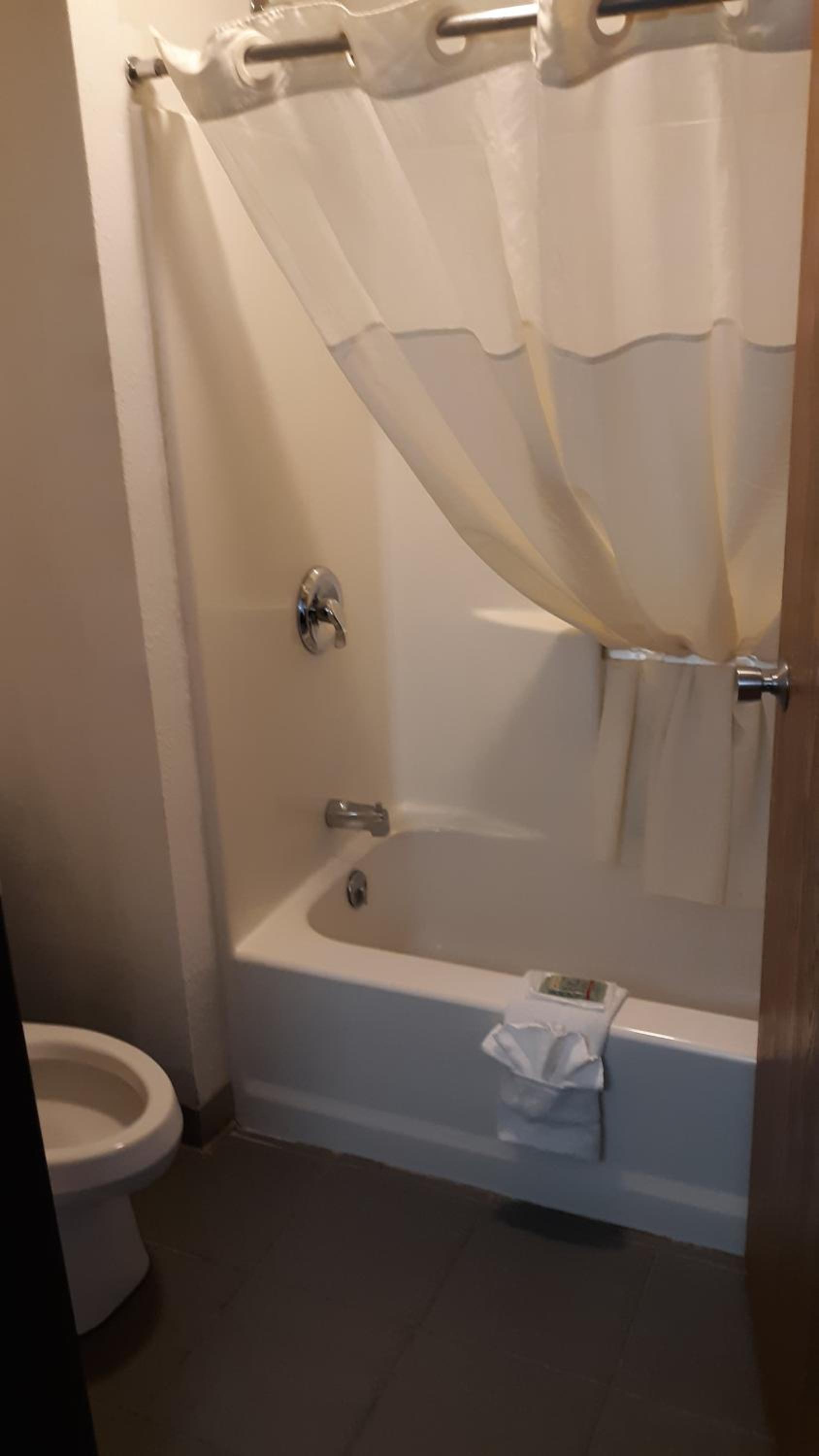 Queen Room photo 2