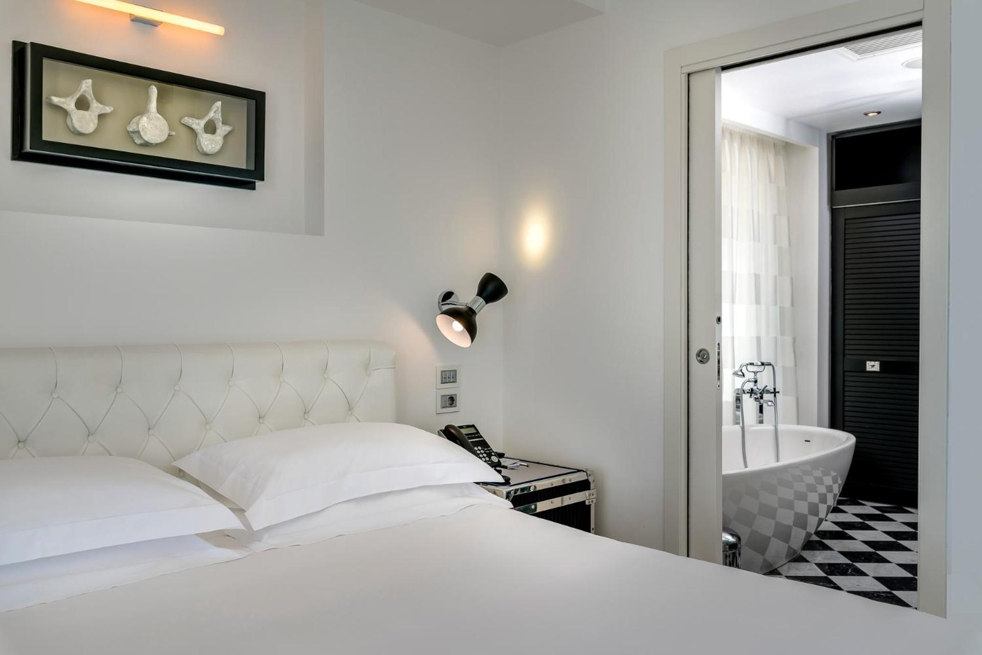 Superior Suite - Photo 7