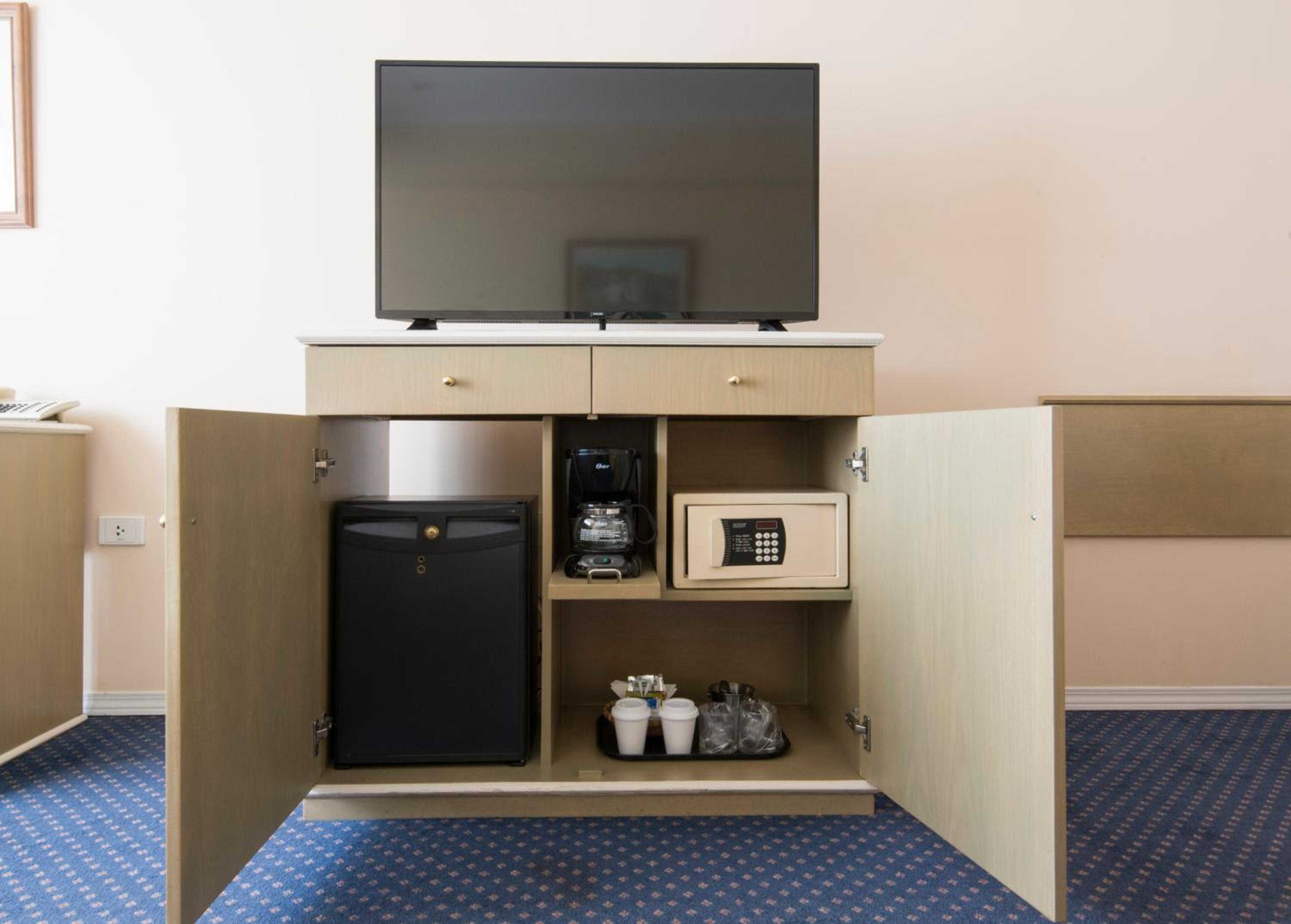Standard King Room with Sofa Bed and Mountain View thumbnail 5
