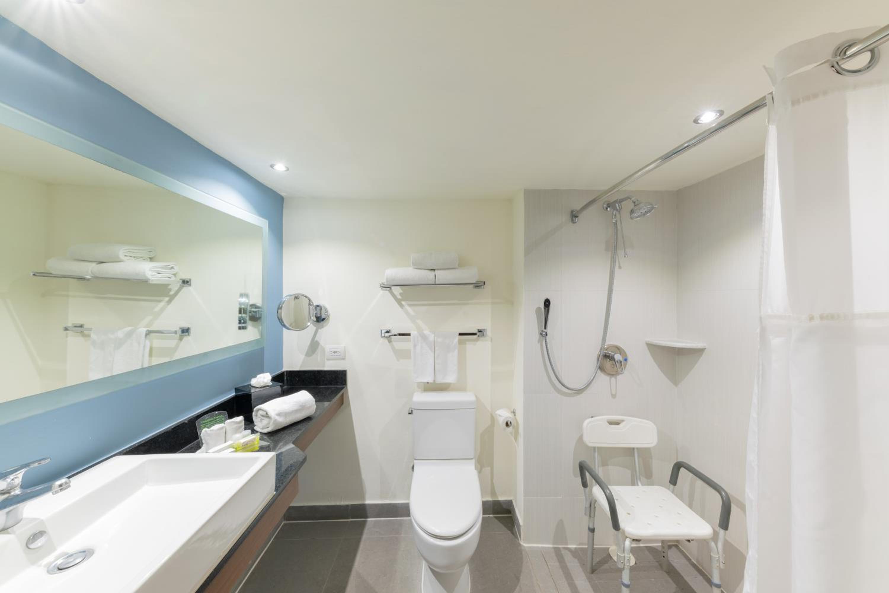 Double Room with Two Double Beds - Disability Access - Photo 3