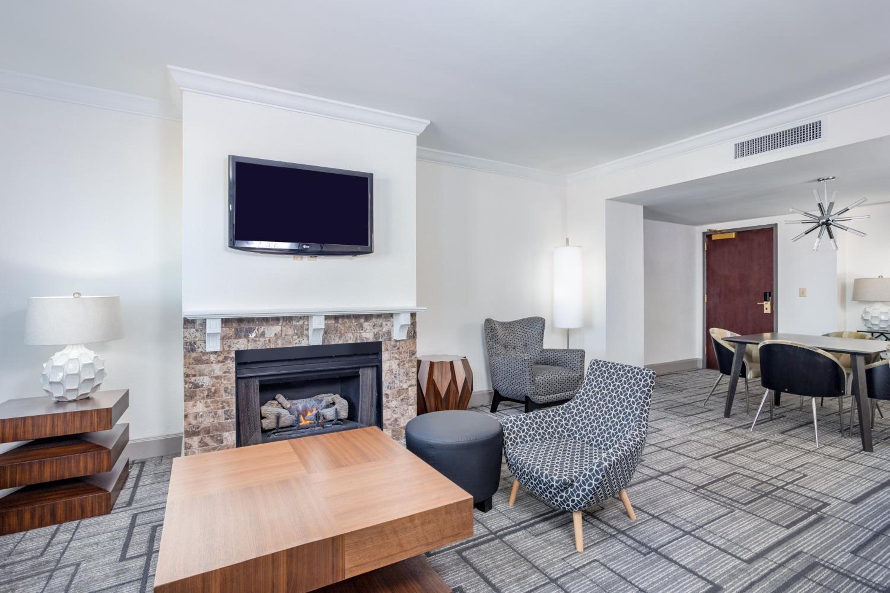 One-Bedroom Suite with Balcony - Photo 4