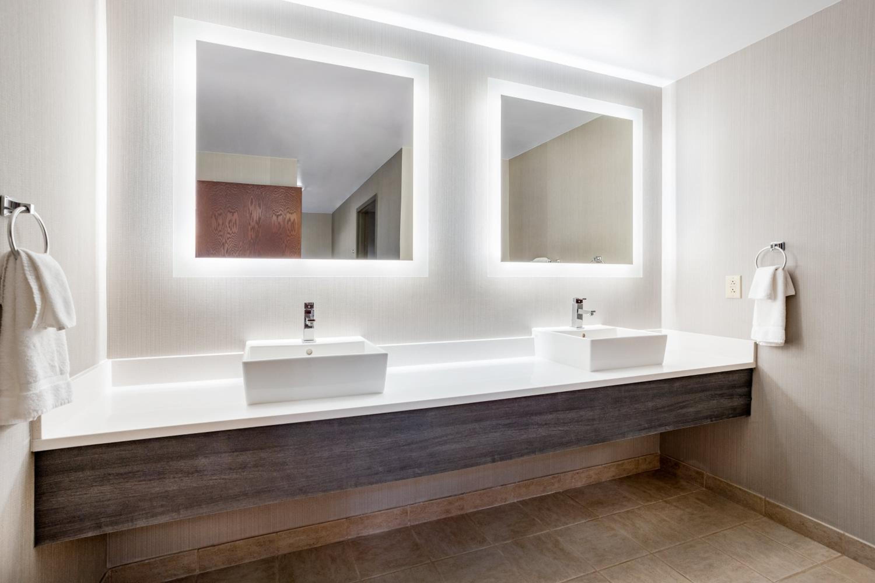 King Suite with Spa Bath - Photo 2