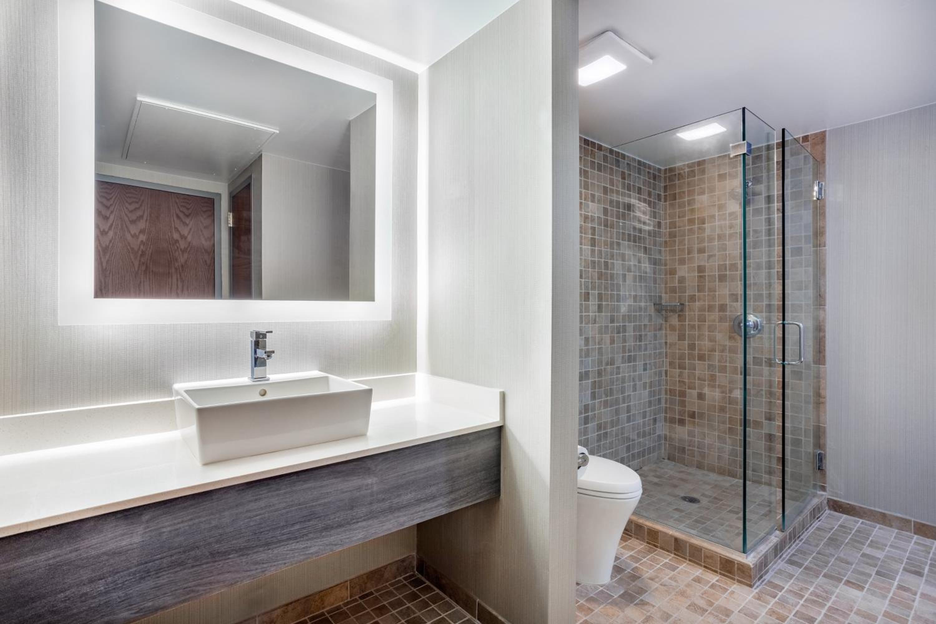 One-Bedroom Suite with Balcony - Photo 3