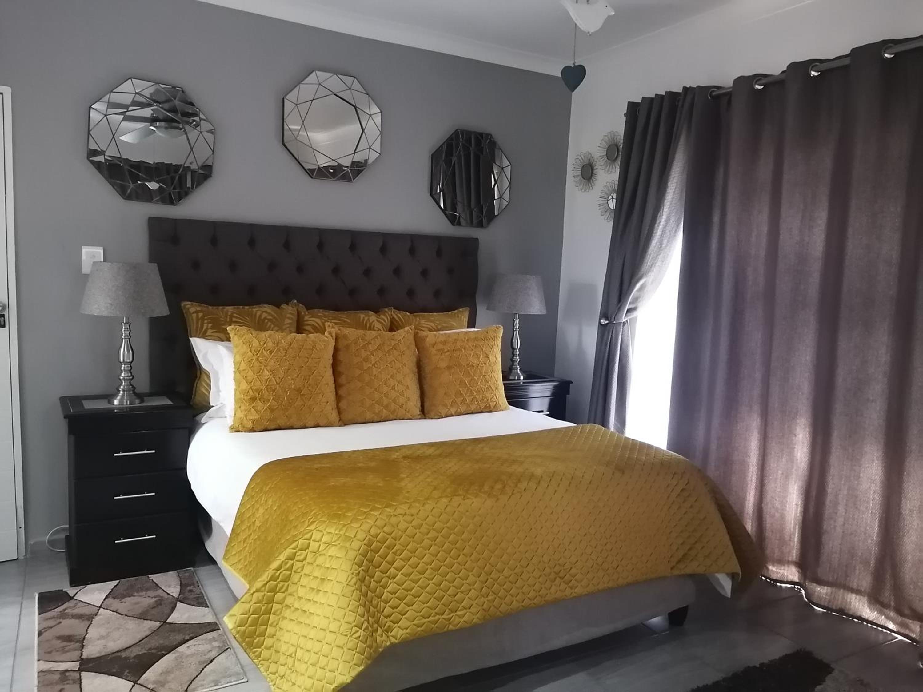 Deluxe Queen Suite - Photo 2