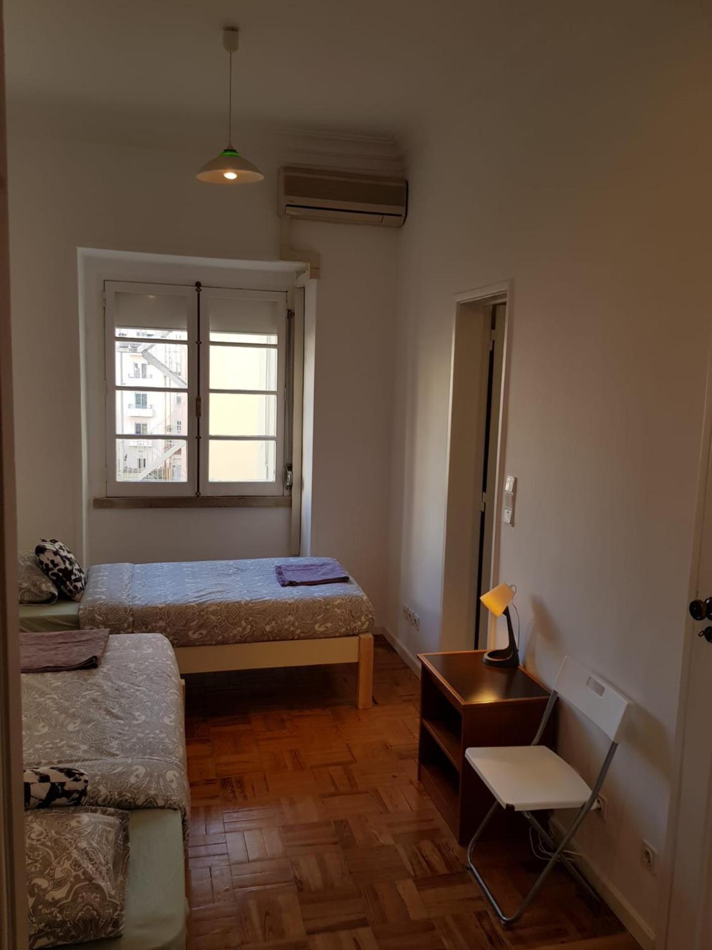 Twin Room with Private Bathroom - Photo 34