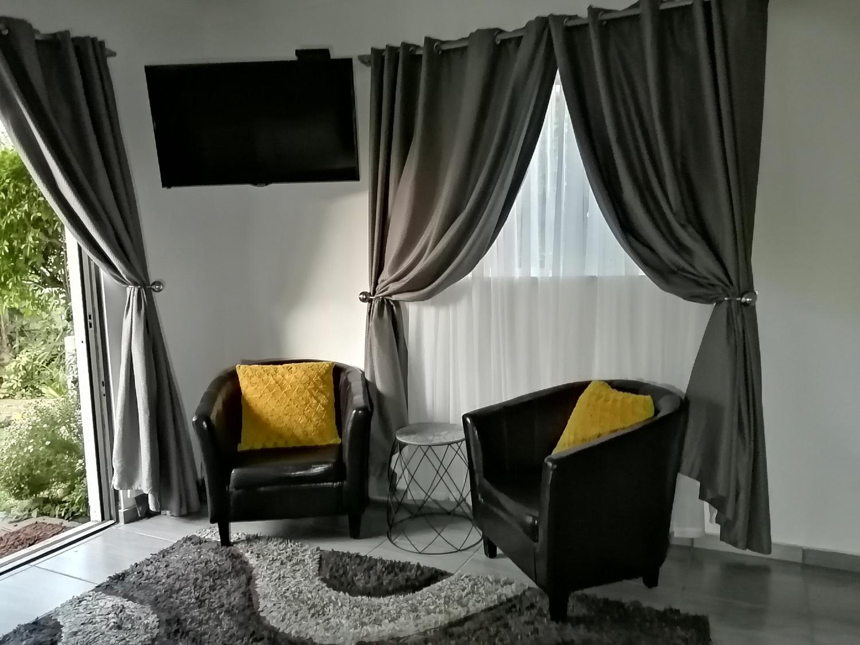 Deluxe Queen Suite - Photo 6
