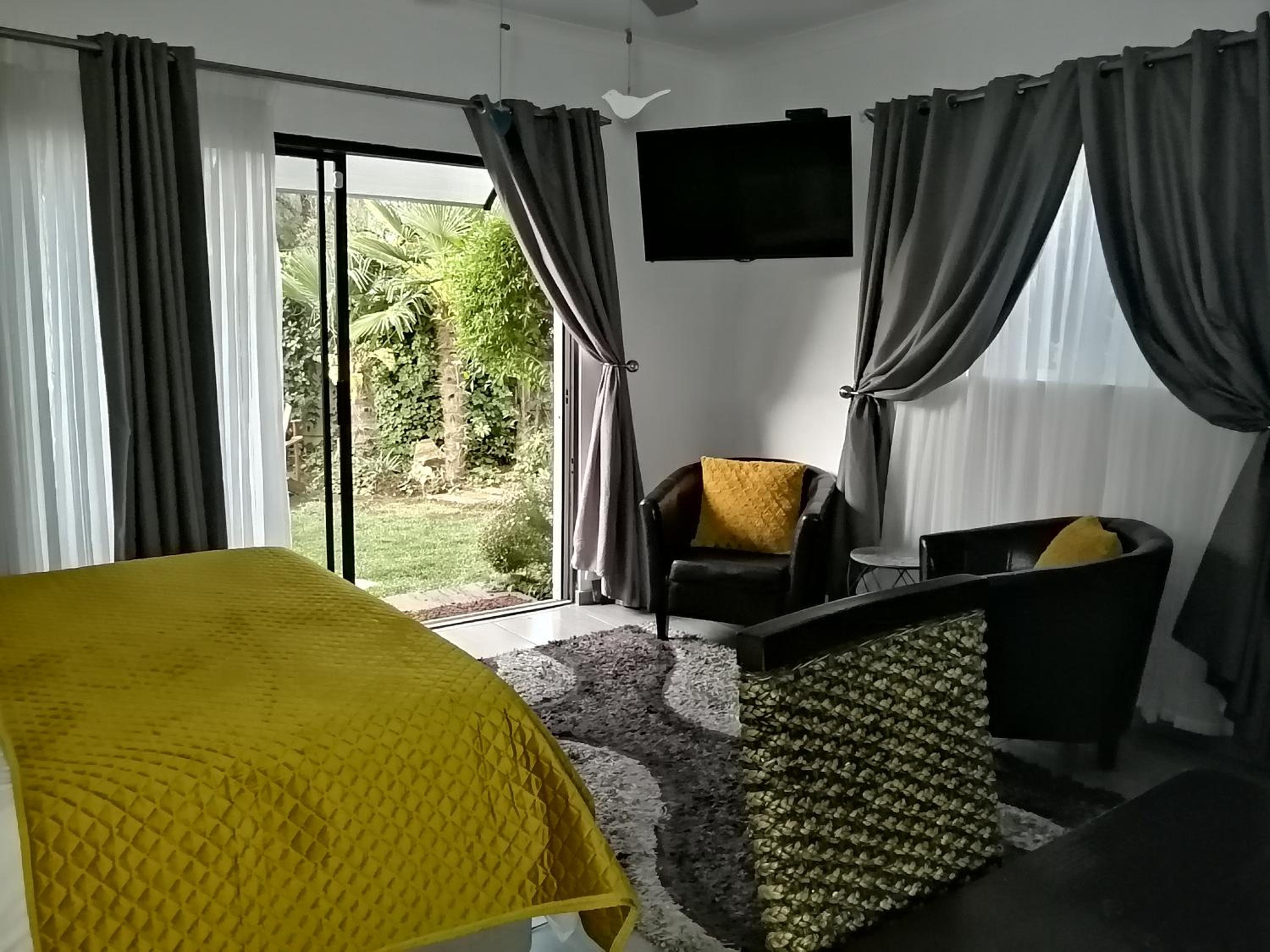 Deluxe Queen Suite - Photo 3