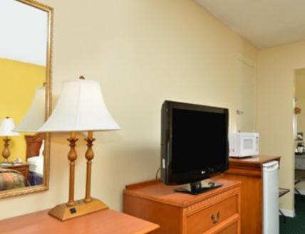 Queen Room with Two Queen Beds - Non-Smoking - Photo 1