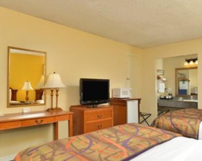 Queen Room with Two Queen Beds - Non-Smoking - Photo 4