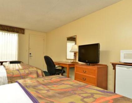 Queen Room with Two Queen Beds - Non-Smoking - Photo 3
