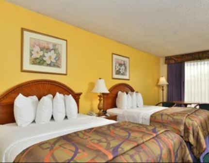 Queen Room with Two Queen Beds - Non-Smoking - Photo 2