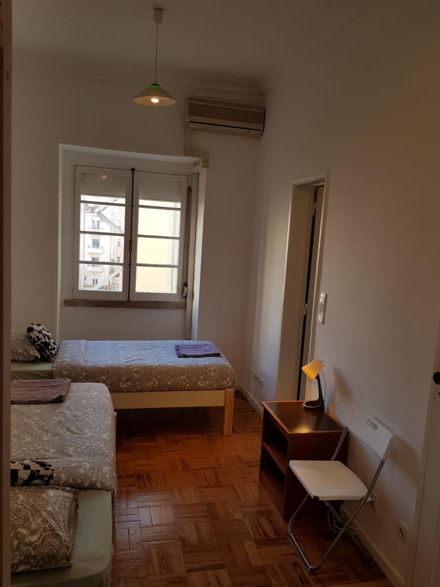 Twin Room with Private Bathroom - Photo 35