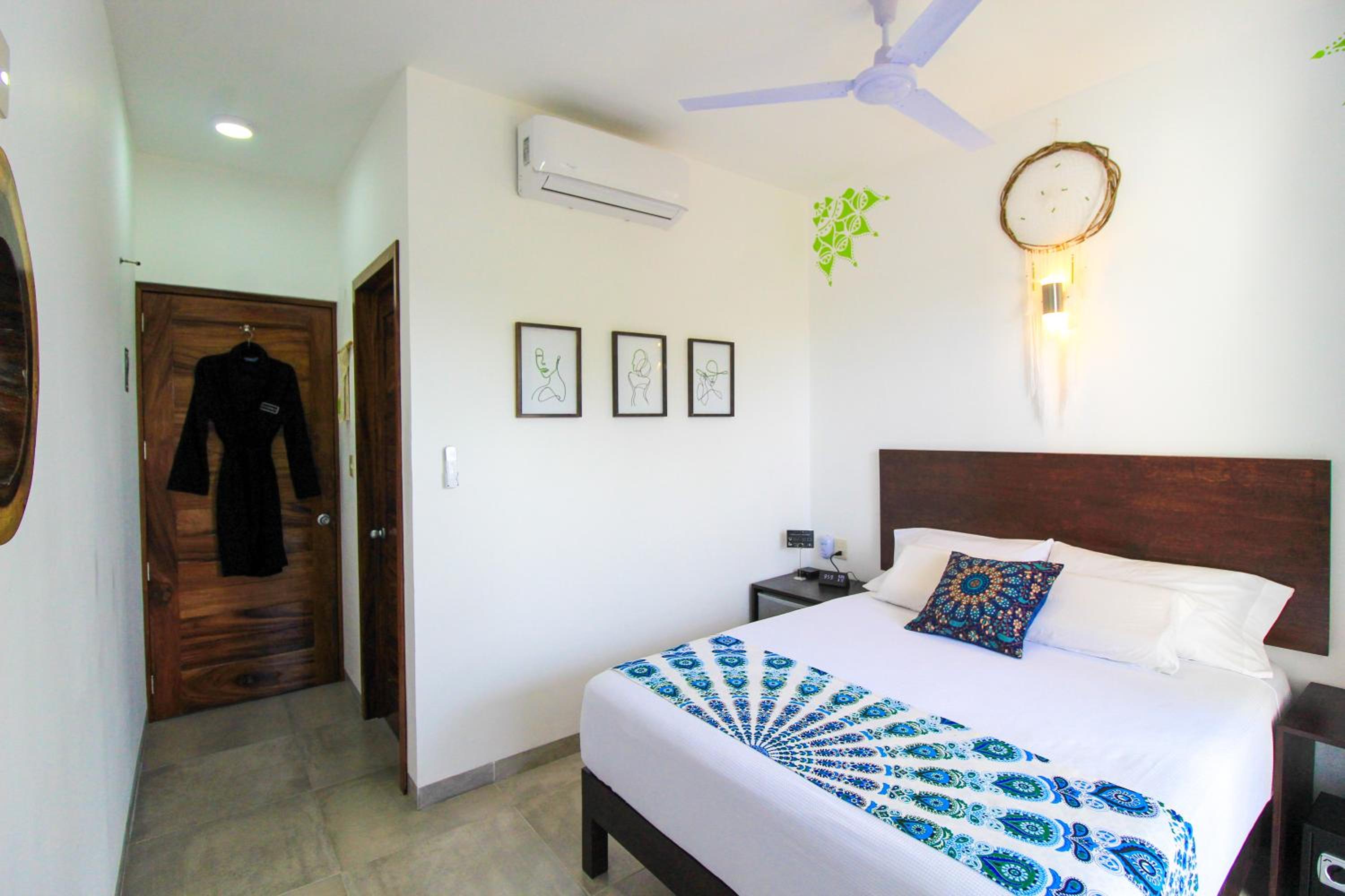 Double Room with Balcony - Photo 9