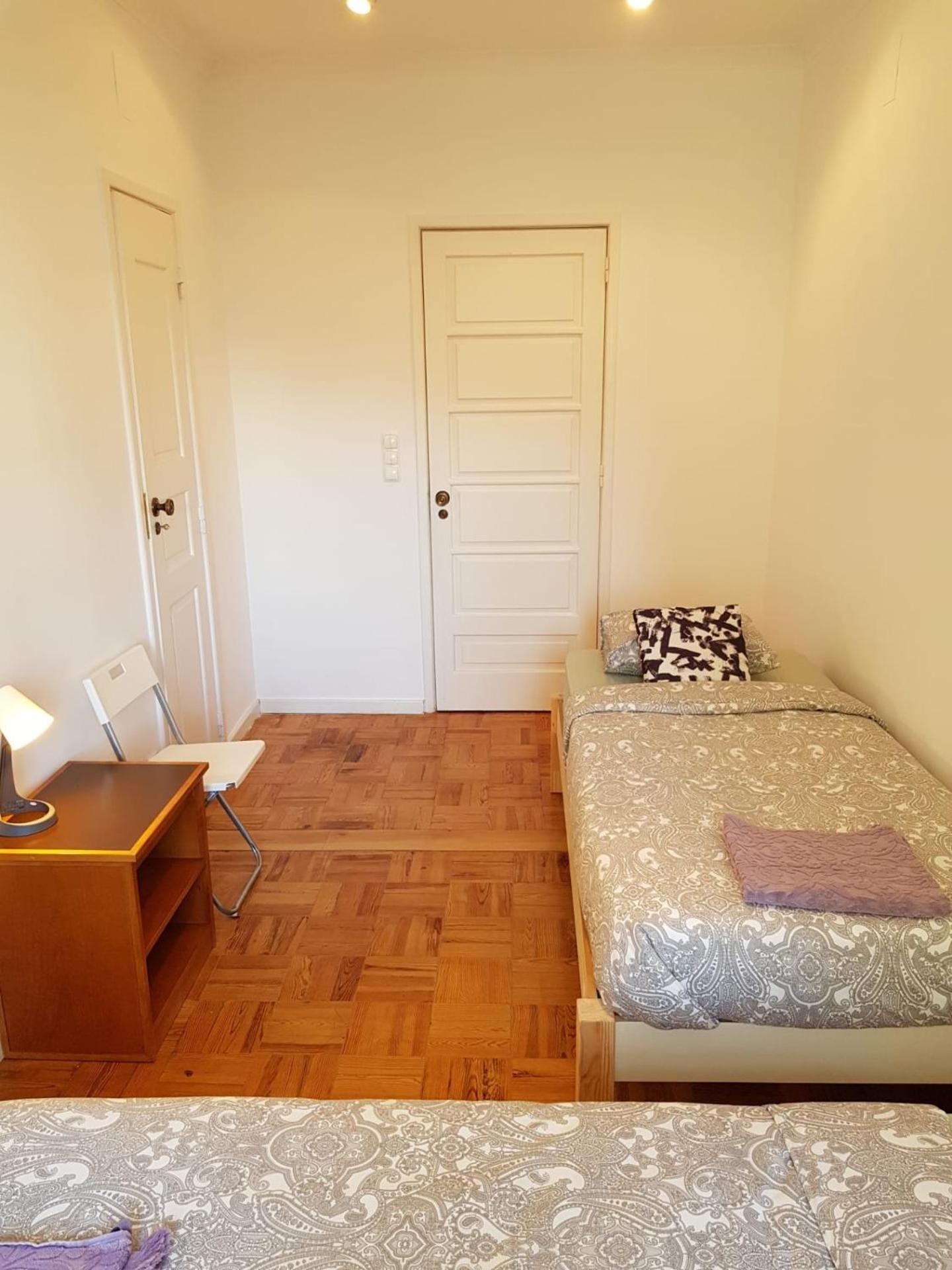 Twin Room with Private Bathroom - Photo 36