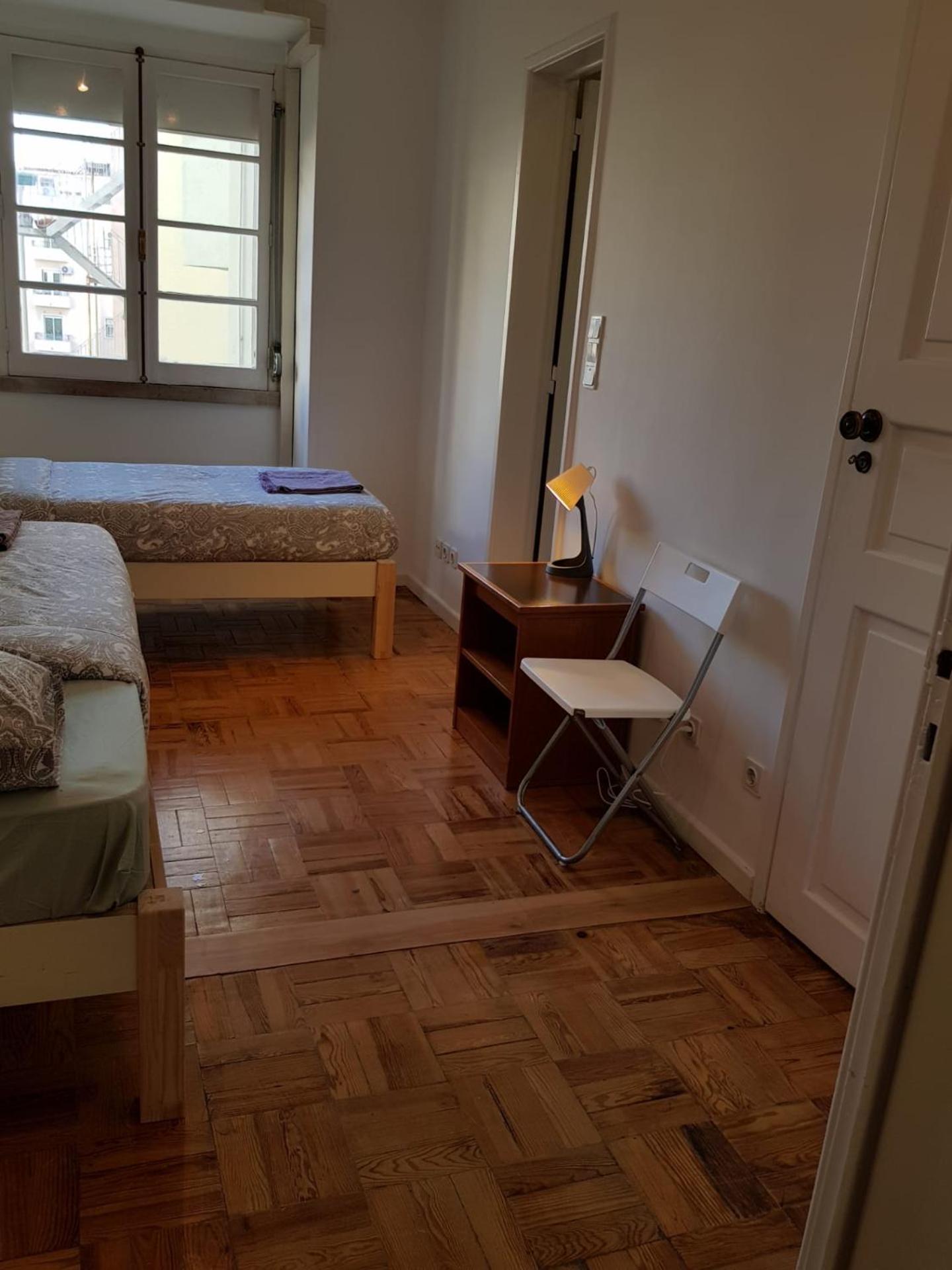 Twin Room with Private Bathroom - Photo 39