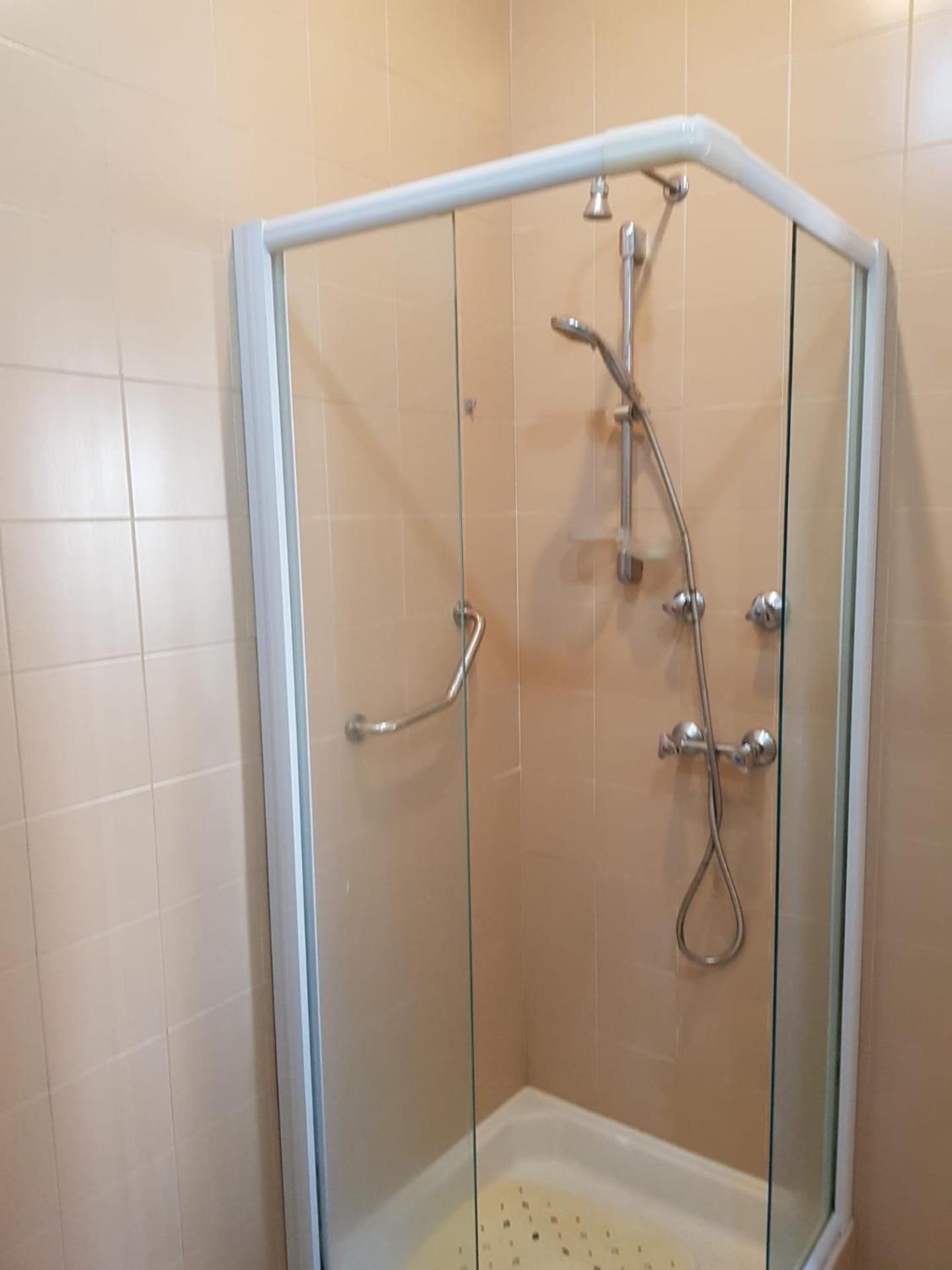 Twin Room with Private Bathroom - Photo 11