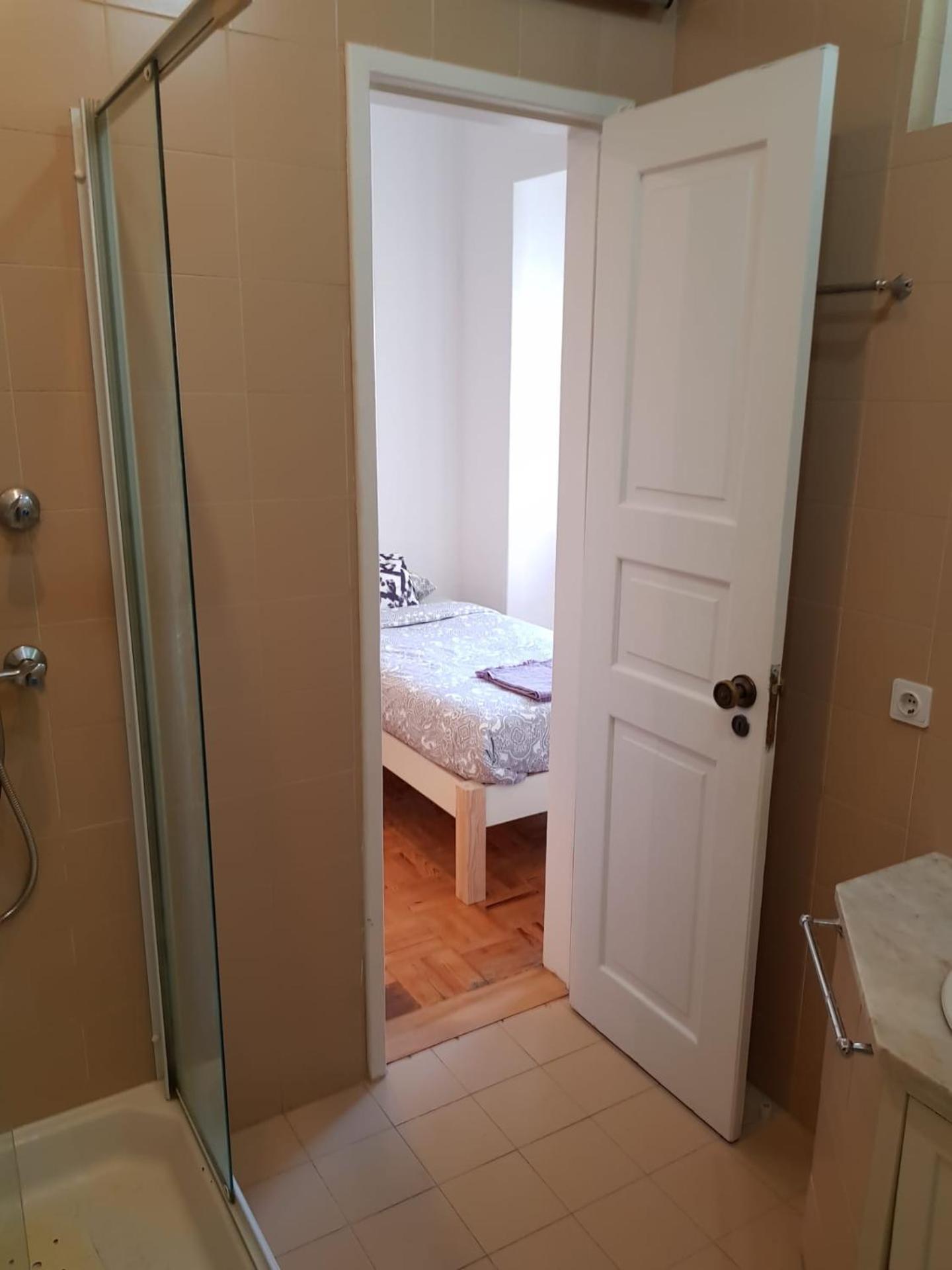 Twin Room with Private Bathroom - Photo 8
