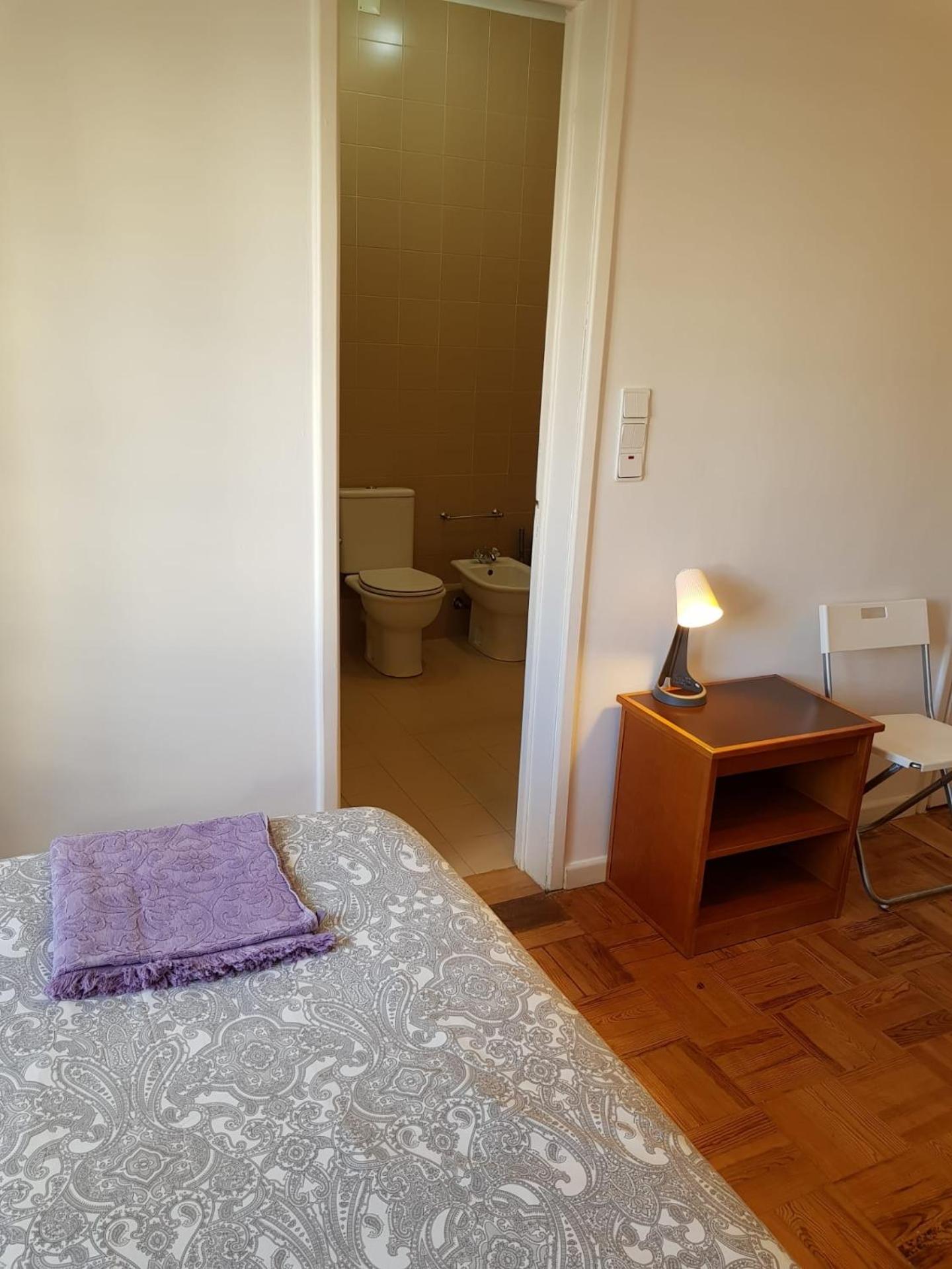Twin Room with Private Bathroom - Photo 40