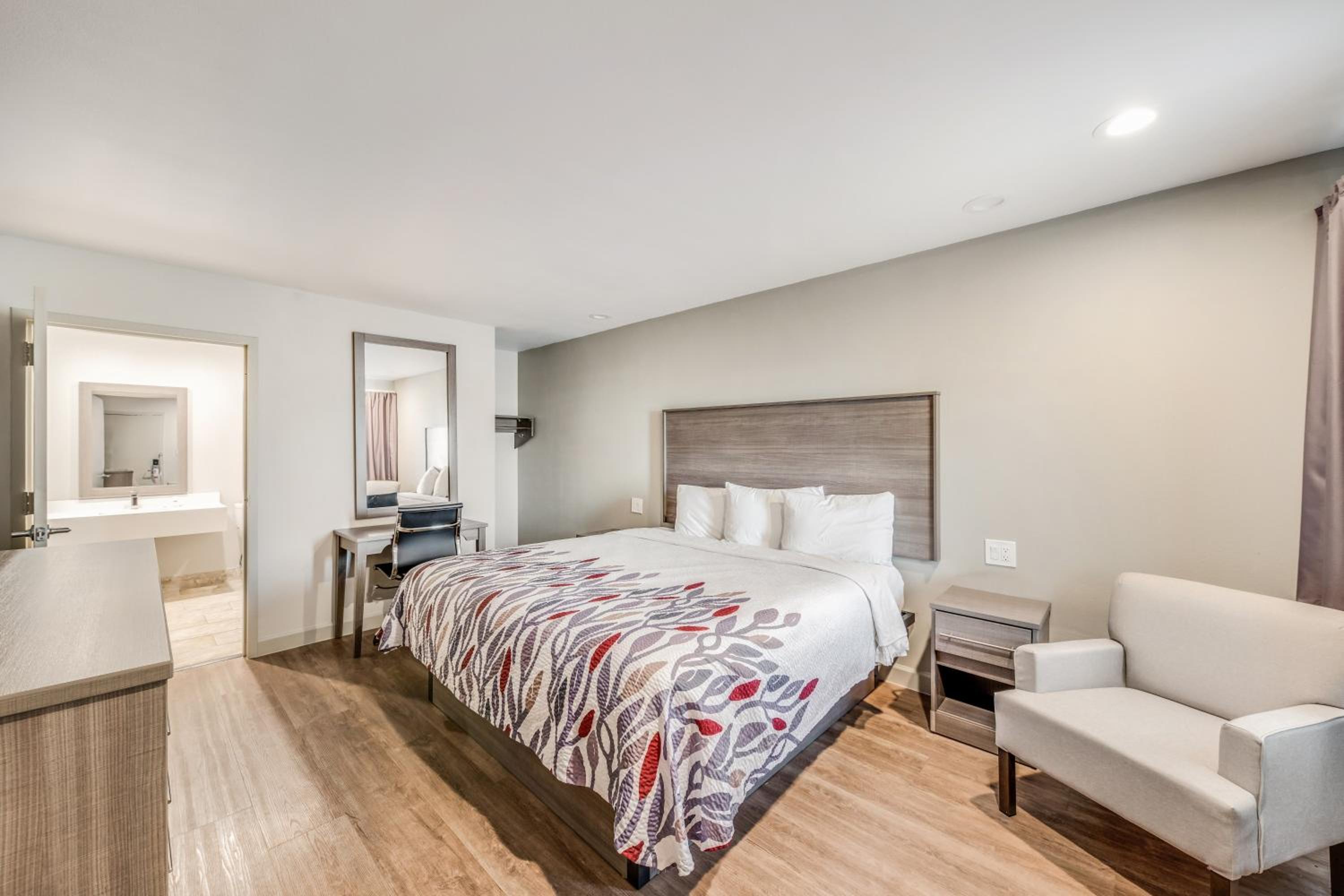Deluxe King Room - Disability Access / Non-Smoking - Photo 1